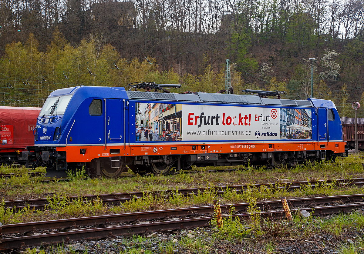 Die 187 666-3 „Erfurt lockt“ (91 80 6187 666-3 D-RDX), eine Bombardier TRAXX F140 AC3 LM der Raildox GmbH & Co. KG (Erfurt), ist am 29.04.2021 in Betzdorf (Sieg) abgestellt.

Die TRAXX F140 AC3 LM wurde 2019 von Bombardier in Kassel unter der Fabriknummer 35596 gebaut. Nach meiner Sichtung hat die Lok die Zulassung für Deutschland (D) und Österreich (A). Für Ungarn und Rumänien sind die Zulassungen noch nicht erteilt (H und RO sind durchgestrichen).
