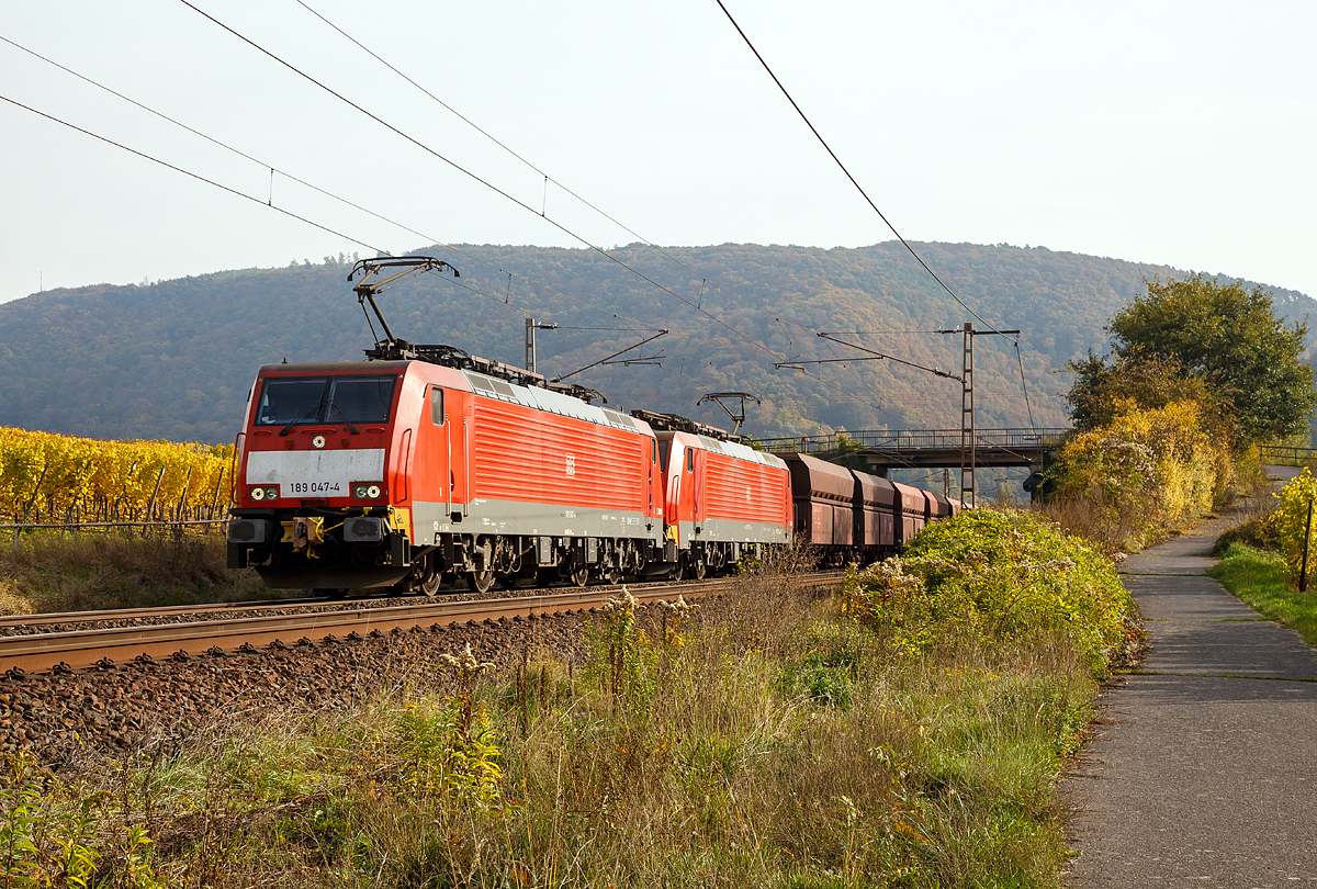 
Die 189 047-7 (91 80 6189 047-4 D-DB) und die 189 033-4 (91 80 6189 033-4 D-DB) der DB Cargo Deutschland AG ziehen am 01.11.2016 bei Winningen einen Erzzug Moselaufwärts. 