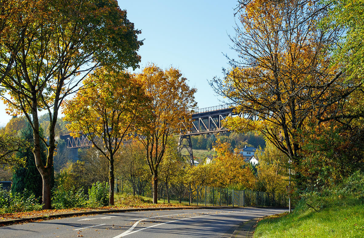 
Die 1906 errichtete Hülsbachtalbrücke in Westerburg (Westerwald) am 15.10.2017, eine 225 m lange Eisenbahnbrücke der Westerwaldquerbahn (ex KBS 425).

Die Westerwaldquerbahn ist eine ehemalige 74,3 km lange Eisenbahnstrecke, die ursprünglich als Nebenbahn von Herborn über Driedorf, Fehl-Ritzhausen und Westerburg nach Montabaur führte. Heute ist nur noch der Abschnitt zwischen Wallmerod und Montabaur für den Güterverkehr in Betrieb. 