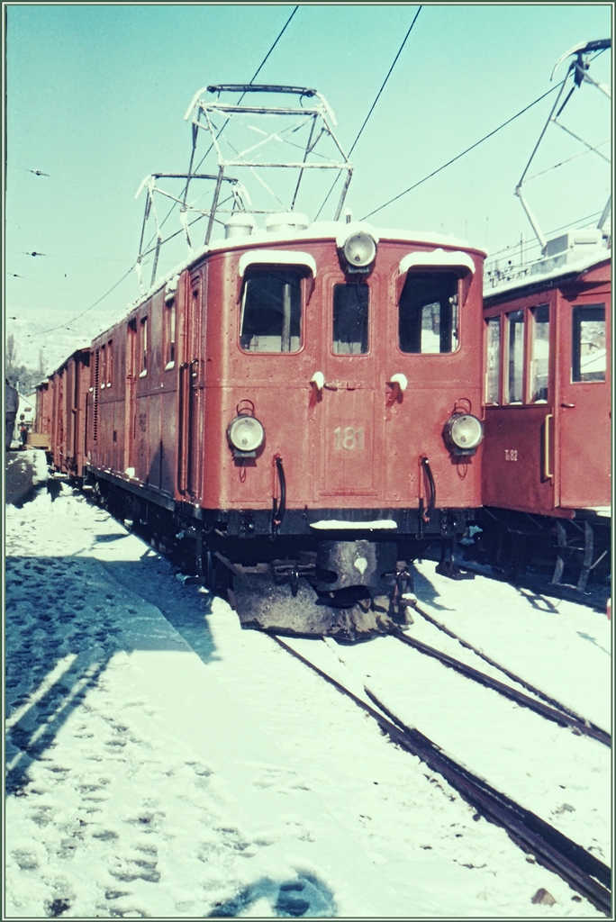 Die 1916 f�r die Bernina-Bahn gebaute Ge 6/6 und 1929 zur Ge 4/4 umgebaute RhB Ge 4/4 181 in Blonay. Jan. 1986