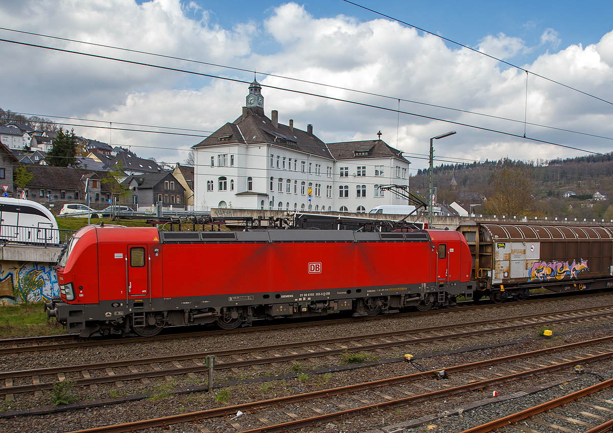 Die 193 355-5 (91 80 6193 355-5 D-DB) der DB Cargo AG fährt am 14.04.2022 mit einem gemischten Güterzug durch Niederschelden / Niederschelderhütte in Richtung Köln. 

Die Siemens Vectron MS (200 km/h - 6.4 MW) wurden 2018 von von Siemens Mobilitiy in München-Allach unter der Fabriknummer 22478 und gebaut, sie hat die Zulassungen für D/A/CH/I/NL.

