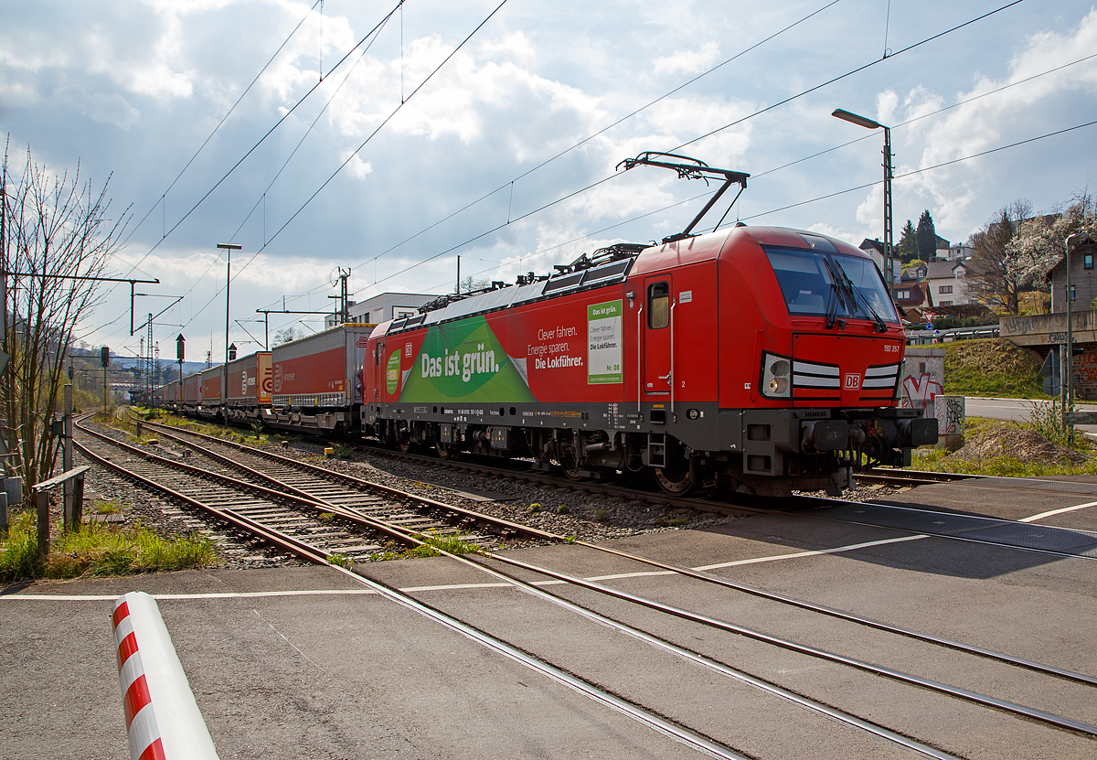 Die 193 357-1 „Das ist GRÜN“  (91 80 6193 357-1 D-DB) der DB Cargo AG fährt am 14.04.2022 mit einem KLV-Zug  durch Niederschelden in Richtung Siegen. 

Die Siemens Vectron MS (200 km/h - 6.4 MW) wurden 2018 von Siemens Mobilitiy in München-Allach unter der Fabriknummer 22480 gebaut, sie hat die Zulassungen für D/A/CH/I/NL.
