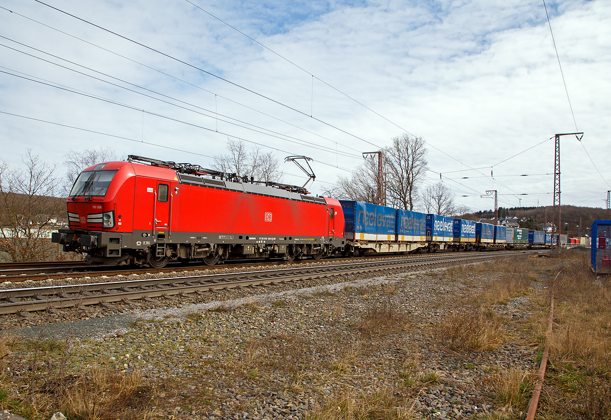 Die 193 358 (91 80 6193 358-9 D-DB)  der DB Cargo Deutschland AG, fährt am 19.03.2021 mit einem KLV-Zug durch Rudersdorf (Kr. Siegen) über die Dillstrecke (KBS 445) in nördlicher Richtung.

Die Siemens Vectron MS wurde 2018 von Siemens Mobilitiy in München-Allach unter der Fabriknummer 22481 gebaut. Die Vectron MS hat eine Leistung von 6,4 MW und ist für 200 km/h in Deutschland, Österreich, Schweiz, Italien und die Niederlande zugelassen. 