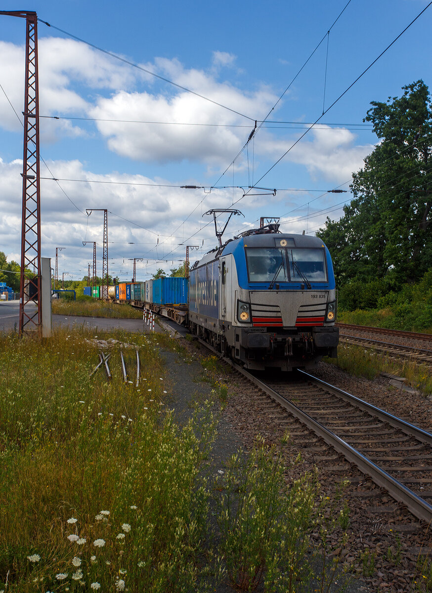 Die 193 835-6 (91 80 6193 835-6 D-BOXX) der boxXpress.de GmbH (Hamburg) fährt am 11 Juli 2025 mit einem Containerzug durch Rudersdorf (Kr. Siegen) in Richtung Süden.

Die Siemens Vectron MS wurde 2017 von Siemens Mobilitiy in München-Allach unter der Fabriknummer 22273 in der Variante A22 gebaut und an die boxXpress.de geliefert. 

Diese Vectron Lokomotive ist als MS – Lokomotive (Mehrsystemlok) mit 6.400 kW Leistung und 160 km/h Höchstgeschwindigkeit konzipiert. Hier in der Version MS A22 hat sie die Zulassungen für Deutschland, Österreich, Schweiz, Italien und die Niederlande. Sie besitzt die Zugsicherungssysteme ETCS BaseLine 3, sowie
für Deutschland (PZB90 / LZB80 (CIR-ELKE I)), 
für Österreich (ETCS Level 1 mit Euroloop, ETCS Level 2, PZB90 / LZB80),
für die Schweiz (ETCS Level 2, ZUB262ct, INTEGRA)
für Italien (SCMT)
für die Niederlande (ETCS Level 1, ETCS Level 2, ATB-EGvV)
Zudem hat sie entsprechend unterschiedliche Stromabnehmer.
