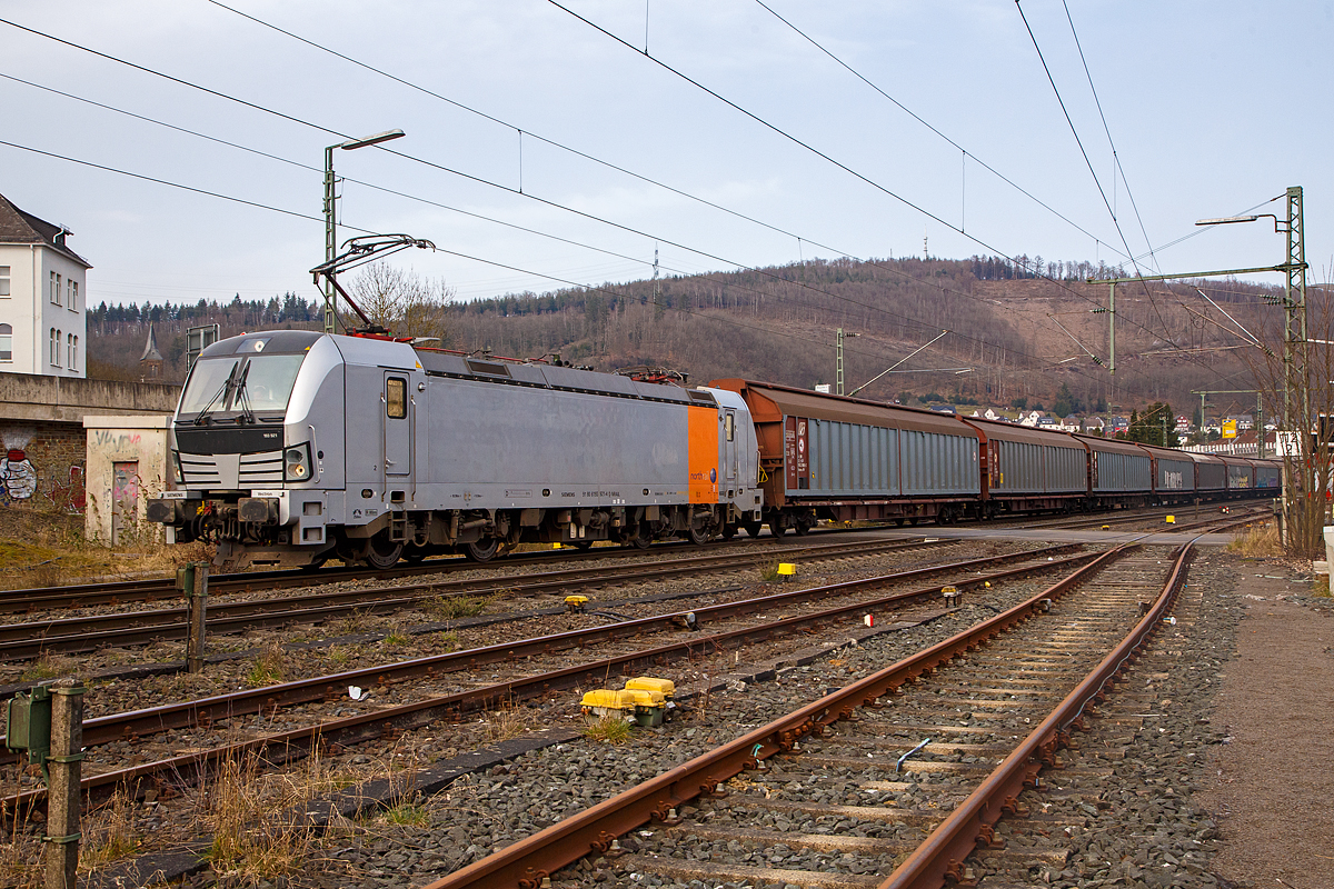 Die 193 921 (91 80 6193 921-4 D-NRAIL)  der Northrail GmbH fährt am 16.03.2022 mit einem gedeckten Güterzug, durch Niederschelden in Richtung Köln. Der Zug bestand aus vierachsigen großräumigen Schiebewandwagen der Gattung Habillss, der Mercitalia Rail Srl, vermutlich ein Mineralwasserzug aus Italien.

Die Siemens Vectron AC  (200 km/h - 6,4 MW) wurde 2010 von Siemens in München-Allach unter der Fabriknummer 21692 gebaut. Sie war ursprünglich eine Vorführ-/Mietlok der Siemens Mobility in München, eingestellt durch die RailAdventure GmbH als 91 80 6193 921-4 D-RADVE, 2013 wurde sie an die Paribus Rail Portfolio III GmbH & Co. KG die auch heute Eigentümer ist bzw. sie für die Northrail GmbH finanziert hat. Sie hat die Zulassungen für Deutschland und Österreich.