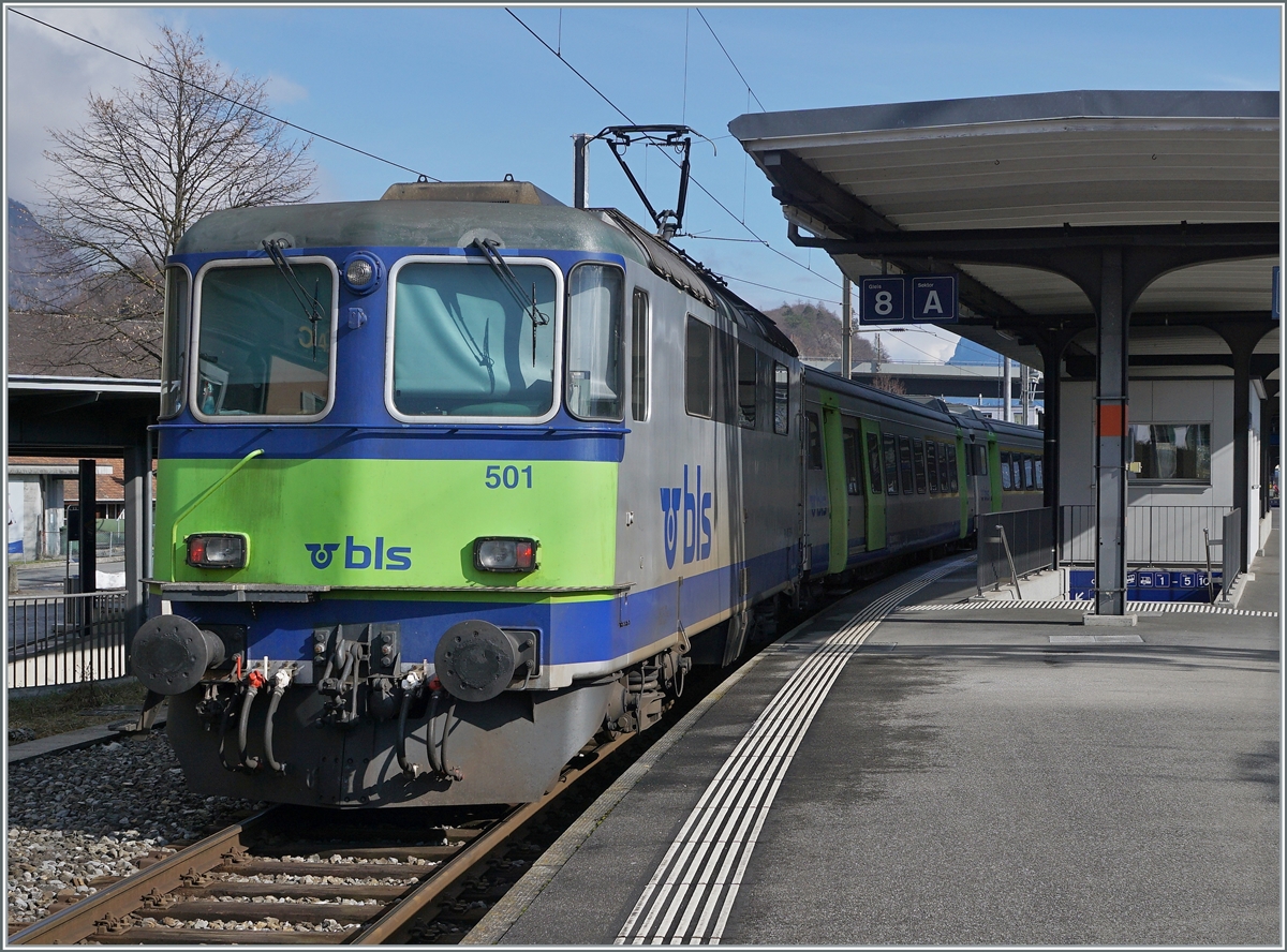 Die 1966 gebaute BLS Re 4/4 501 hat mit ihrem RE 4068 von Zweisimmen kommend den Zielbahnhof  Interlaken Ost erreicht.
 
Der geschoben Zug besteht aus folgenden Fahrzeugen (von vorne nach hinten): Bt 50 85 80-35 994-3 CH-BLS, B 50 85 29-34 000-4 CH-BLS, B 50 85 29-34 020-2 CH-BLS, A 50 85 18-34 011-4 CH-BLS, A 50 85 18 34 022-1 und dem AD 50 85 34-003-3 CH-BLS, sowie der bereits erwähnten Re 4/4 501. 

17. Februar 2021