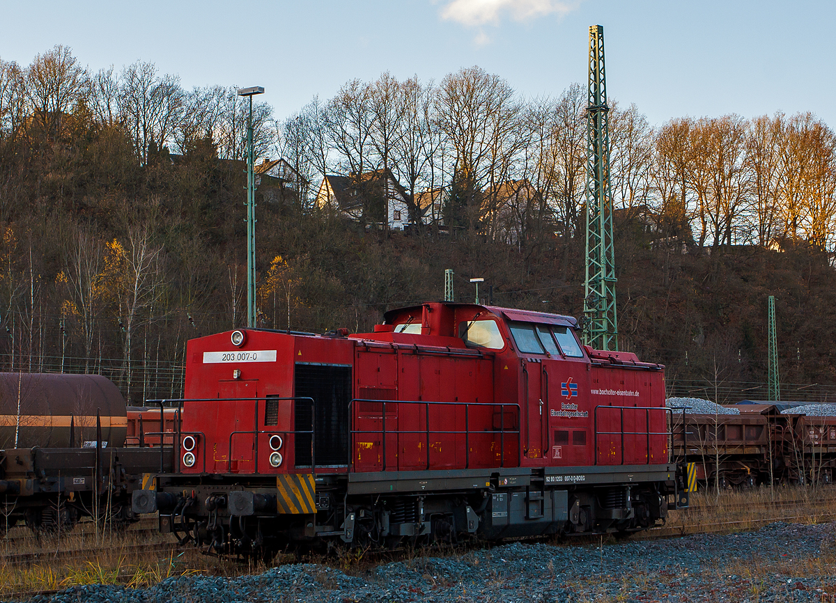 Die 203 007-0 (92 80 1203 007-0 D-BOEG) der BEG - Bocholter Eisenbahngesellschaft mbH (ex DR 110 718-4, ex DR 112 718-2, ex DB 202 718-3, ex 203 006-2), ist am 25.11.2012 in Betzdorf/Sieg abgestellt.

Die DR V 100.1 wurde im Oktober 1974 von LEW (VEB Lokomotivbau Elektrotechnische Werke „Hans Beimler“ Hennigsdorf) unter der Fabriknummer 14419 gebaut und als 110 718-4 an die DR ausgeliefert. Der Umbau in 112 718-2 erfolgte 1986 und 1994 wurde sie dann in DR 202 718-3 umgezeichnet und so auch 1994 in die DB übernommen. Die z-Stellung und Ausmusterung bei der DB erfolgte dann 1998 und ging ans Schienenfahrzeugzentrum Stendal der DB Regio AG.

Im SFZ - Schienenfahrzeugzentrum Stendal wurde sie dann 2002 unter der Fabriknummer 05-06-2002 rekonstruiert, dabei bekam sie einen neuen MTU Dieselmotor vom Typ 12V 4000 R10. Bis 2011 hatte sie dann mehre Eigentümer und Untervermietungsstationen, wobei sie 2007 die neue NVR-Nummer 92 80 1203 007-0 D-DPR bekam, aber noch die Betrieberbezeichnung 203 006-2 trug. Im April 2011 kam sie dann zur BEG - Bocholter Eisenbahngesellschaft mbH, wodurch sie die neue NVR-Nummer 92 80 1203 007-0 D-BOEG bekam, die BEG bezeichnet sie nun auch als 203 007-0. Im Jahr 2013 ging die Lok an die Oak Capital Locolease GmbH (ab 2016 European Wagon Lease Asset GmbH & Co. KGaA) und trägt nun die NVR-Nummer 92 80 1203 007-0 D-OCRM.

TECHNISCHE DATEN:
Hersteller: LEW Hans Beimler
EBA-Nummer ist EBA 01C23K 007.
Spurweite: 1.435 mm (Normalspur)
Achsformel: B'B'
Länge über Puffer: 14.320 mm
Drehzapfenabstand: 7.000 mm
Achsstand im Drehgestell: 2.300 mm
Raddurchmesser: 1.000 mm (neu)
Breite: 3.140 mm
Höchstgeschwindigkeit: 100 km/h 
Dienstgewicht: 64 t
Maximale Radsatzlast:17 t

Motordaten:
Motorhersteller: MTU Friedrichshafen
Motortyp: MTU 12V 4000 R10
Art: 90°-V12- Zylinder- Viertakt-Dieselmotor mit Common-Rail-Einspritzsystem, Abgasturbolader und Ladeluftkühlung
Nennleistung: 1.380 kW (1.876 PS)
Nenndrehzahl: 1.800 U/min
Hubraum: 48,7 Liter (Bohrung-Ø 165 x Hub 190 mm)

Leistungsübertragung: dieselhydraulisch
Anfahrzugkraft: 207 kN
Tankvolumen: 2.200 l
Funkfernsteuerung: Cattron Theimeg
Zugfunk: GSMR-Zugfunk
Zugsicherungseinrichtung: PZB 90 System I80R
Kleinste befahrbarer Gleisbogen: R 80 mm
