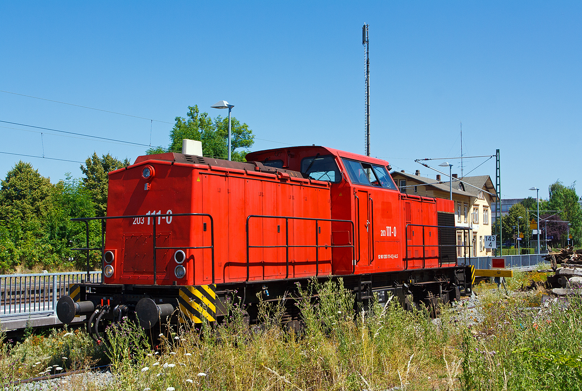 
Die 203 111-0 ist am 20.07.2013 in Ehringshausen (Lahn-Dill-Kreis) abgestellt, ob die Eisenbahnbetriebsgesellschaft Mittelrhein (EBM Cargo, Gummersbach) hier Mieter oder mittlerweile Eigentümer ist, ist mir nicht ganz klar, denn sie trägt hier die NVR-Nummer 92 80 1203 111-0 D-ALS  (ALS - ALSTOM Lokomotiven Service GmbH, Stendal).

Die V 100.1 wurde 1974 bei LEW (VEB Lokomotivbau Elektrotechnische Werke „Hans Beimler“, Hennigsdorf) unter der Fabriknummer 14078 gebaut und als 110 651-7 an die DR ausgeliefert. 1985 erfolgte der Umbau in 112 651-5, die Umzeichnung in 202 651-6 erfolgte 1992, die Ausmusterung bei der DB erfolgte 2000. Im Jahre 2002 erfolgte durch ALSTOM Lokomotiven Service GmbH, Stendal der Umbau gemäß Umbaukonzept  BR 203.1  in die heutige 203 111-0, die Inbetriebnahme war im Jahr 2005. 

Die EBA-Nummer ist EBA 01C23K 111