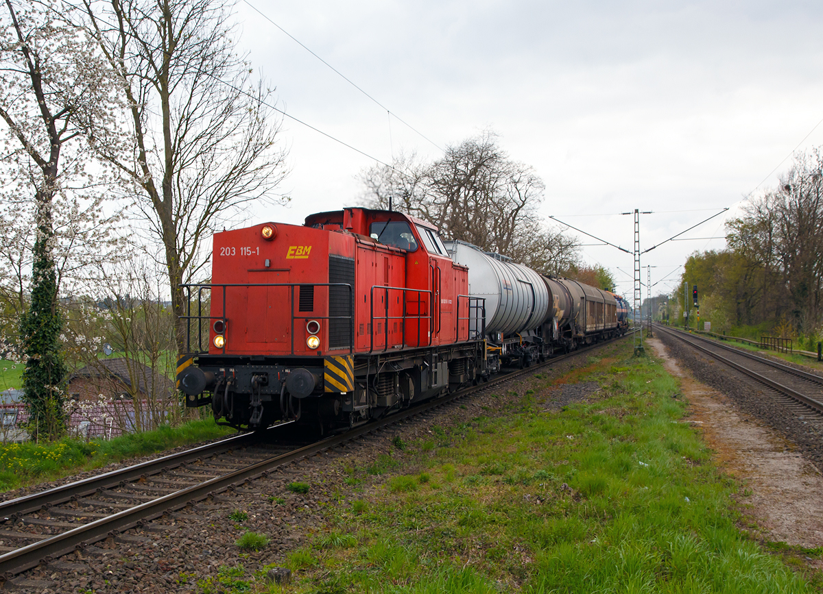 
Die 203 115-1 (92 80 1203 115-1 D-RCCDE) der Rail Cargo Carrier - Germany GmbH (ehem. EBM Cargo) f�hrt am 13.04.2017 mit einem gem. G�terzug durch H�ckelhoven-Baal in Richtung Aachen.

Die V 100.1 wurde 1972 bei LEW (VEB Lokomotivbau Elektrotechnische Werke „Hans Beimler“, Hennigsdorf) unter der Fabriknummer 13489 gebaut und als 110 450-4 an die DR ausgeliefert. 1984 erfolgte der Umbau in 112 450-2, die Umzeichnung in 202 450-3 erfolgte 1992, die Ausmusterung bei der DB erfolgte 1998. Im Jahre 2002 erfolgte durch ALSTOM Lokomotiven Service GmbH, Stendal der Umbau gem�� Umbaukonzept  BR 203.1  in die heutige 203 115-1, die Inbetriebnahme war im Jahr 2005. Von 2005 bis Dezember 2010 war die Lok von ALSTOM Lokomotiven Service GmbH wieder an die DB (DB Regio bzw. DB Schenker) vermietet, bis sie Anfang 2011 an die EBM verkauft wurde.