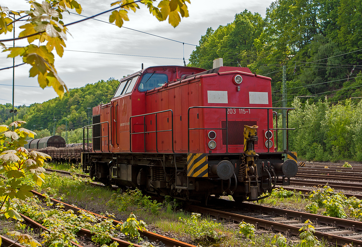 Die 203 115-1 (92 80 1203 115-1 D-EBM) der EBM Cargo GmbH (Eisenbahnbetriebsgesellschaft Mittelrhein GmbH, Gummersbach), ex DB 202 450-3, ist am 17.05.2012 in Betzdorf/Sieg abgestellt.

Die V 100.1 wurde 1972 bei LEW (VEB Lokomotivbau Elektrotechnische Werke „Hans Beimler“, Hennigsdorf) unter der Fabriknummer 13489 gebaut und als DR 110 450-4 an die DR ausgeliefert. 1984 erfolgte der Umbau in DR 112 450-2, die Umzeichnung in DR 202 450-3 erfolgte 1992, die Ausmusterung bei der DB erfolgte 1998. Im Jahre 2002 erfolgte durch ALSTOM Lokomotiven Service GmbH, Stendal der Umbau gemäß Umbaukonzept  BR 203.1  in die heutige 203 115-1, die Inbetriebnahme war im Jahr 2005. Von 2005 bis Dezember 2010 war die Lok von ALSTOM Lokomotiven Service GmbH wieder an die DB (DB Regio bzw. DB Schenker) vermietet, bis sie Anfang 2011 an die EBM verkauft wurde. 2015 wurde die EBM Cargo GmbH von der Rail Cargo Carrier - Germany GmbH (zur ÖBB) übernommen, somit wurde die Lok zur 92 80 1203 115-1 D-RCCDE. Im Mai 2021 ging sie an die Sendogan Bahndienste GmbH in Recklinghausen.

Technische Daten:
Spurweite: 1.435 mm (Normalspur)
Achsanordnung: B'B'
Länge über Puffer: 14.240mm
Radsatzabstand im Drehgestell: 2.300mm
Drehzapfenabstand: 7.000mm
Höhe über SO: 4.255mm
Dienstgewicht: 69 t

Motor: 12-Zylinder CATERPILLAR-Dieselmotor mit Direkteinspritzung, Abgasturbolader und Ladeluftkühlung, vom Typ CAT 3512 DI-TA
Motorleistung: 1.305 kW (1.774 PS)
Nenndrehzahl: 1.800 U/min
Hubraum: 51,8 Liter (Bohrung-Ø 170 x Hub 190 mm)
Motorgewicht: 6.537 kg

Getriebe: Voith Strömungsgetriebe GSR 30/5,7
Leistungsübertragung: dieselhydraulisch
Anfahrzugkraft: 207 kN
Höchstgeschwindigkeit: 100 km/h
Kleinste Dauerfahrgeschwindigkeit: 11,1 km/h
Kleinster befahrbarer Gleisbogenradius: 80m
