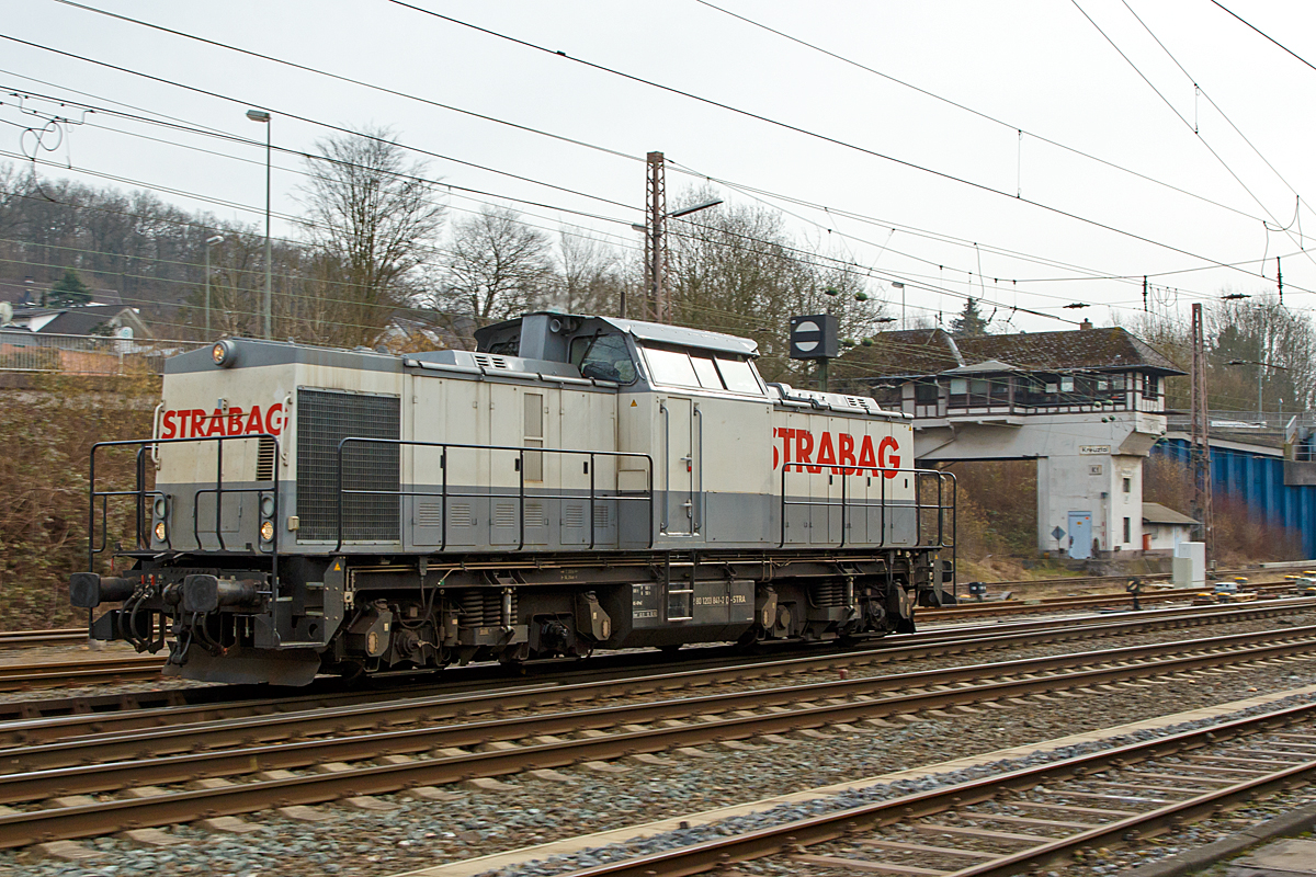 
Die 203 841-2 der STRABAG Rail GmbH, ex DB 202 841-3, ex DR 112 841-2, ex DR 110 841-4, rauscht am 07.03.2015 solo durch Kreuztal in Richtung Hagen.

Die V 100.1 wurde 1976 von LEW (VEB Lokomotivbau Elektrotechnische Werke „Hans Beimler“ Hennigsdorf) unter der Fabriknummer 15226 gebaut und an die DR als 110 841-4 ausgeliefert. Der Umbau in 112 841-2 erfolgte 1984 im BW Stendal, eine Umzeichnung in 202 841-3 erfolgte 1992 und 1994 ging sie dann mit in die DB über. Die z-Stellung und Ausmusterung erfolgten 2000 und wurde an die SFZ - Schienenfahrzeugzentrum Stendal (später ALSTOM Lokomotiven Service GmbH) verkauft. 

Von ALSTOM Lokomotiven Service GmbH in Stendal erfolgte dann der Umbau gemäß Umbaukonzept  BR 203.1  in die heutige 203 841-2, die Inbetriebnahme im Dezember 2010. Die STRABAG Rail GmbH kaufte sie dann 2011.