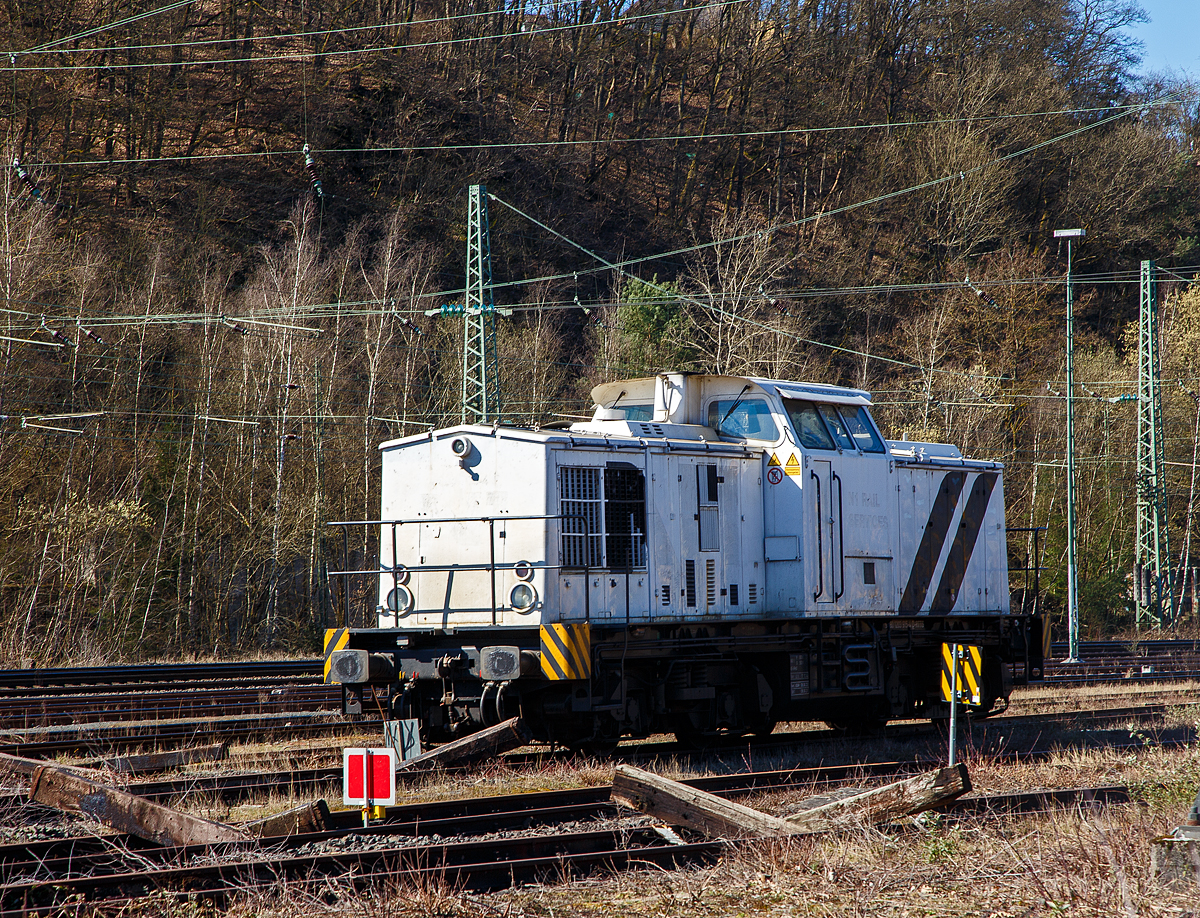 Die 203 915-4 (92 80 1203 915-4 D-RTTS) der Tschechien RailTransport-Stift s.r.o. aus �luknov  (deutsch Schluckenau) ist am 19.03.2022 in Betzdorf (Sieg) abgestellt. Firmenintern wird sie als 745 703-9 gef�hrt, wobei die Einstellung in Tschechien vorgesehen ist.

Die Lok hat eine umfangreiche Geschichte, die DR V 100.1 wurde 1970 bei LEW (VEB Lokomotivbau Elektrotechnische Werke „Hans Beimler“ Hennigsdorf) unter der Fabriknummer 12774 gebaut und als DR 110 310-0 an die Deutschen Reichsbahn geliefert. 1985 Umbau und  die Umzeichnung in DR 112 310-8. Bedingt durch die Wiedervereinigung erhielt die Lok zum 01.01.1992 die Umzeichnung in DR 202 310-9, nach dem Zusammenschluss der beiden deutschen Bahnen wurde die Lok zur DB 202 310-9, als diese lief sie bis zur Ausmusterung im Jahre 2001 und sie ging ans 
Schienenfahrzeugzentrum Stendal der DB Regio AG.

2003 ging sie an RAR - Rent-a-Rail Eisenbahn-Service AG (Ellwangen) als V 1200.02  Brunhilde , Im Jahr 2006 erfolgte ein Umbau und sie wurde mit einem neuen Caterpillar- V12-Zylinder-Viertakt-Dieselmotor mit Turboaufladung und Ladeluftk�hlung vom Typ  CAT 3512 DI-TA mit einer Leistung 1.082 kW (1.472 PS), remotorisiert. Nach diesem Umbau wurde sie zur V 1405.02 bzw. zur 203 915-4. Im Jahr 2015 wurde sie an die N1 Rail Services Deutschland GmbH (M�nchen) verkauft, und wiederum 2020 an die RailTransport-Stift s.r.o..

TECHNISCHE DATEN:
Spurweite: 1.435 mm (Normalspur)
Achsformel: B'B'
L�nge �ber Puffer: 14.320 mm
Drehzapfenabstand: 7.000 mm
Achsstand im Drehgestell: 2.300 mm
Raddurchmesser: 1.000 mm (neu)
Breite: 3.140 mm
H�chstgeschwindigkeit: 100 km/h 
Dienstgewicht: 64 t
Nennleistung: 1.082 kW (1.472 PS)
Hubraum: 51,7 Liter (Bohrung-� 170 x Hub 190 mm)
Leistungs�bertragung: dieselhydraulisch
Anfahrzugkraft: 207 kN
Kleinste befahrbarer Gleisbogen: R 80 mm
