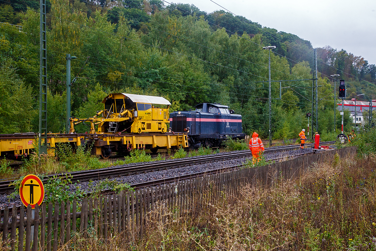 Die 211 079-9 (92 80 1211 079-9 D-JH) der JH - Joseph Hubert Bauunternehmung GmbH & Co. KG (Nürnberg), ex DB V 100 1079, am 17.09.2022 mit einem Schienenzug (Vossloh Langschienentransporteinheit STS und Schienen-Ladewagen SLW 7) beim Bahnhof Niederschelden (geografisch eigentlich Niederschelderhütte).

Die V 100.10 wurde 1962 von MaK (Maschinenbau Kiel) unter der Fabriknummer 1000097 gebaut und als V 100 1079 an die Deutsche Bundesbahn geliefert. Zum 01.01.1968 erfolgte dann die Umzeichnung in DB 211 079-9, als diese fuhr sie bis zur Ausmusterung 1995. Im Jahr 2000 ging sie an die HEF - Hammer Eisenbahnfreunde e. V., 2015 an Redler-Service (92 80 1211 079-9 D-RAILS), in Jahr 2019 ging sie dann an die jh - Joseph Hubert Bauunternehmung.

Auf der Siegstrecke (KBS 460) erfolgen zwischen dem 16.09. bis zum 09.12.2022 in verschiedenen Anschnitten und Zeiträumen umfangreiche Umbauarbeiten. Hier zwischen Siegen und Betzdorf zwischen dem 16.09. bis zum 05.10.2022. Die DB Netz AG investiert über 12 Millionen Euro in moderne Infrastruktur.