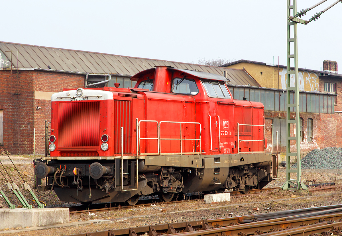 
Die 212 034-3 (92 80 1 212 034-3 D-DB) der  DB Fahrwegdienste GmbH (geh�rt zur DB Netz AG), ex DB V 100 2034, ist am 24.03.2015 im Bahnhof Gie�en abgestellt. 

Die V 100.20 wurde 1963 von MaK unter der Fabriknummer 1000170 gebaut, 2004 erfolgte die z-Stellung, im Mai 2008 erfolgte die Wiederinbetriebnahme nach einer Modernisierung. 