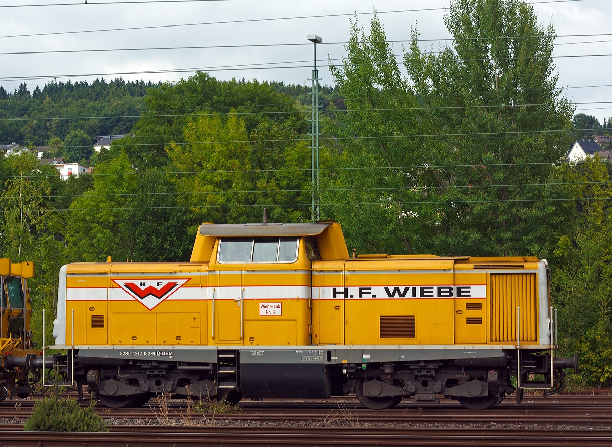 Die 212 192-9, H.F. Wiebe Lok Nr. 3  Achim  (ex DB V 100 2192), abgestellt am 07.09.2013 in Betzdorf/Sieg.
 
Die V 100.20 wurde 1964 unter der Fabriknummer 13668 von Jung, Jungenthal bei Kirchen a.d. Sieg gebaut und als V 100 2192 an die DB ausgeiefert, 1968 erfolgte die Umzeichnung in 212 192-9, die Ausmusterung bei der DB erfolgte 1993 und ging dann 1994 an H.F. Wiebe.
 
Die Baureihe V 100.20 bzw. 212 ist eine leistungsst�rkere Variante der V 100, sie war f�r den Haupt- und Steilstreckendienst vorgesehen. Die H�chstgeschwindigkeit betr�gt 100 km/h, die Motorleistung betr�gt 993 kW (1.350 PS). 
Sie tr�gt die NVR-Nummer 92 80 1212 192-8 D-GBM.