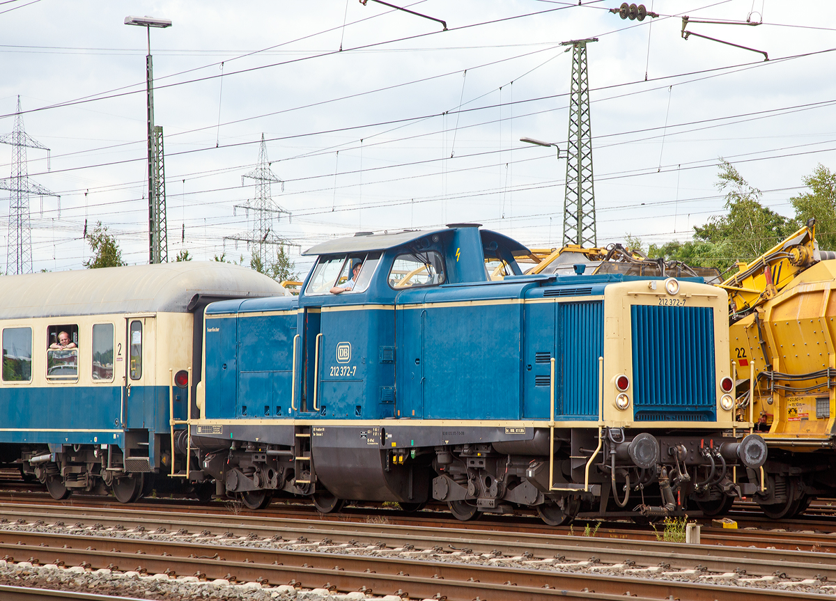 
Die 212 372-7 (92 80 1212 372-7 D-DB), ex V100 2372, vom  DB Museum (Standort Koblenz) am 18.06.2017 mit Pendelzug in Koblenz-Lützel. Am 17. & 18.6.2017 fand das große Sommerfest vom DB Museum Koblenz statt.

Die Strecken-Diesellokomotive  wurde 1965 bei Deutz mit der Fabriknummer 57772 gebaut und als V100 2372 in Dienstgestellt, die Ausmusterung bei der DB erfolgte am 29.06.2005 und sie wurde Museumslok.

Die Baureihe V 100 wurde von der Deutschen Bundesbahn Ende der 1950er Jahre beschafft und sollte als Lokomotivtyp mit dieselhydraulischem Antrieb die auf nicht elektrifizierten Nebenbahnen verwendeten Dampflokbaureihen ersetzen.

Die Baureihe V 100.20 ist als leistungsstärkere Variante der schon vorhandenen Baureihe V 100.10 in Dienst gestellt worden. Nahezu unverändert sind dabei 381 Lokomotiven gebaut worden. Zehn dieser Maschinen erhielten zusätzlich eine Ausrüstung für den Steilstreckeneinsatz und wurden als 213 332-341 (ehemals V 100 2332-2341) bezeichnet.

Nachdem bis 2005 alle Lokomotiven der Baureihe V 100.20 bzw. BR 212/213 bei der Deutschen Bahn abgestellt worden waren, sind seit 2008 einige Exemplare - nach Modernisierung - für den Bauzugdienst reaktiviert worden und wieder im Einsatz anzutreffen.

TECHNISCHE DATEN:
Spurweite: 1.435 mm
Achsfolge: B'B'
Treibraddurchmesser:950 mm
Eigengewicht: 63,0 t
Länge über Puffer:  12.300 mm
Geschwindigkeit 100 km/h
Antrieb: dieselhydraulisch
Leistung: 993 kW (1.350 PS)
Kraftübertragung: hydraulisch
Kupplungsart: Schraubenkupplung