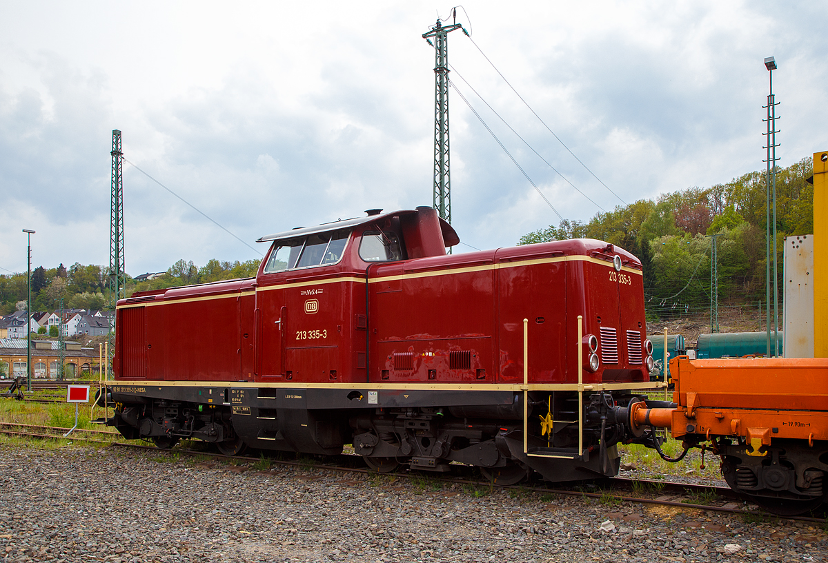 Die 213 335-3 (92 80 1213 335-3 D-NESA), der NeSA Eisenbahn-Betriebsgesellschaft Neckar-Schwarzwald-Alb mbH (Rottweil), ex DB V 100 2335, ist am 29.04.2022, mit der SPENO Schienenschleifeinheit RR 16 MS-6 (99 84 9127 001-8 NL- SPENO) und dem zugehörigen Schutzwagen 31 85 3936 163-0 CH-WASCO, der Gattung Res, beladen mit Werkstatt- und Aufenthaltscontainern, in Betzdorf (Sieg) abgestellt.

Die Steilstrecken V 100.20 wurde 1966 von Maschinenbau Kiel GmbH (MaK) unter der Fabriknummer 1000382 gebaut und als V 100 2335 an die Deutsche Bundesbahn geliefert, zum 01.01.1968 erfolgte dann die Umzeichnung in DB 213 335-3 und als diese fuhr sie bis zur Ausmusterung 1999. Bereits 2000 ging sie an die NeSA.

Die Baureihe V100.20 (spätere 212) ist die leistungsstärkere Variante der V 100. Sie war im Gegensatz zur im Nebenbahndienst eingesetzten V 100.10 auch für den Haupt- und Steilstreckendienst vorgesehen. Bis 1966 wurden insgesamt 381 Exemplare in Dienst gestellt. Um auch auf den damals noch vorhandenen Steilstrecken die Dampfloks ganz ersetzen zu können, benötigte die DB eine Reihe von Lokomotiven, die den speziellen Betriebsvorschriften für Strecken mit mehr als 40 ‰ Gefälle genügten. Hauptforderung war ein unabhängiges zweites Bremssystem, das in diesem Falle durch eine hydrodynamische Bremse realisiert wurde. Das dafür benutzte Getriebe ist dann auch der Hauptunterschied zur V100.20. Ebenfalls geändert wurde die Kühlanlage, um die beim Bremsen entstehende Wärme abführen zu können. Der Hilfsdiesel musste Platzgründen wegfallen. Zehn Lokomotiven, aus der letzten Serie von 150 Maschinen, wurden so gebaut.

Trotz der Unterschiede zur V100.20 wurden die Steilstreckenloks zunächst gemeinsam mit diesen eingenummert. Erst als 1968 die Baureihenbezeichnung in 212 geändert wurde, erhielten die zehn Steilstreckenloks die neue Baureihenbezeichnung 213. Die Ordnungsnummern wurden jedoch beibehalten, wodurch die Verwandtschaft noch heute deutlich wird.

TECHNISCHE DATEN:
Spurweite 1.435 mm
Achsfolge B´B´
Länge über Puffer: 12.300 mm
Drehzapfenabstand: 6.000 mm
Achsabstand im Drehgestell: 2.200 mm
Treibraddurchmesser:  950 mm (neu)
größte Breite: 3.115 mm
größte Höhe über Schienenoberkante: 4.275 mm
kleinster befahrbarer Gleisbogen: 100 m
Dienstgewicht: 64 t
Dieselmotor: V-12-Zylinder 4-Takt Dieselmotor mit Vorkammereinspritzung, Typ MTU 12V652 TA/TZ10
Motorleistung: 1.350 PS (994 kW)
Motordrehzahl: 1.500 U/min
Anfahrzugkraft: 177 kN
Getriebe: Voith L620brs
Höchstgeschwindigkeit: 100 km/h (Streckengang) / 65 km/h (Rangiergang) 
Kraftstoffvorrat: 2.270 l
