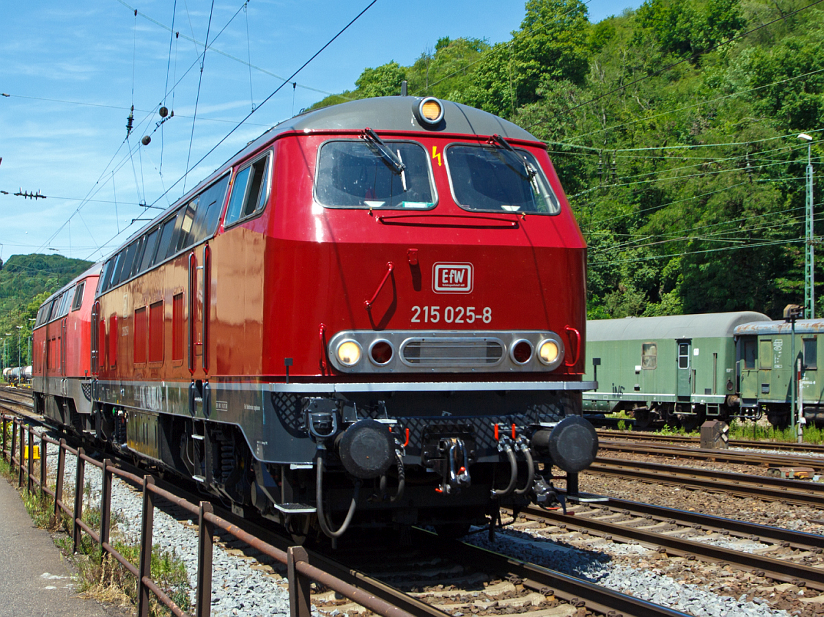 
Die 215 025-8 eigentlich 225 025-6 (92 80 1225 025-6 D-EFW) und die 225 023-1 (92 80 1225 023-1 D-EFW) der EfW-Verkehrsgesellschaft mbH fahren am 06.06.2014 als Lokzug durch Linz am Rhein in Richtung Süden.  

Beide V 163 wurden 1970 bei Krupp in Essen gebaut, die 225 025-6 unter der Fabriknummer 5046 und wurde als 215 025-8 an die DB geliefert, 2001 erfolgte der Umbau und Umzeichnung in DB 225 025-6, die 225 023-1 unter der Fabriknummer 5044 und wurde als 215 023-3 an die DB geliefert, auch ihr Umbau und Umzeichnung erfolgte 2001 in DB 225 023-1. Beide Loks besitzen zusätzlich die belgische Zugsicherung.
Seit 2013 sind die Loks nun bei der EFW. 
