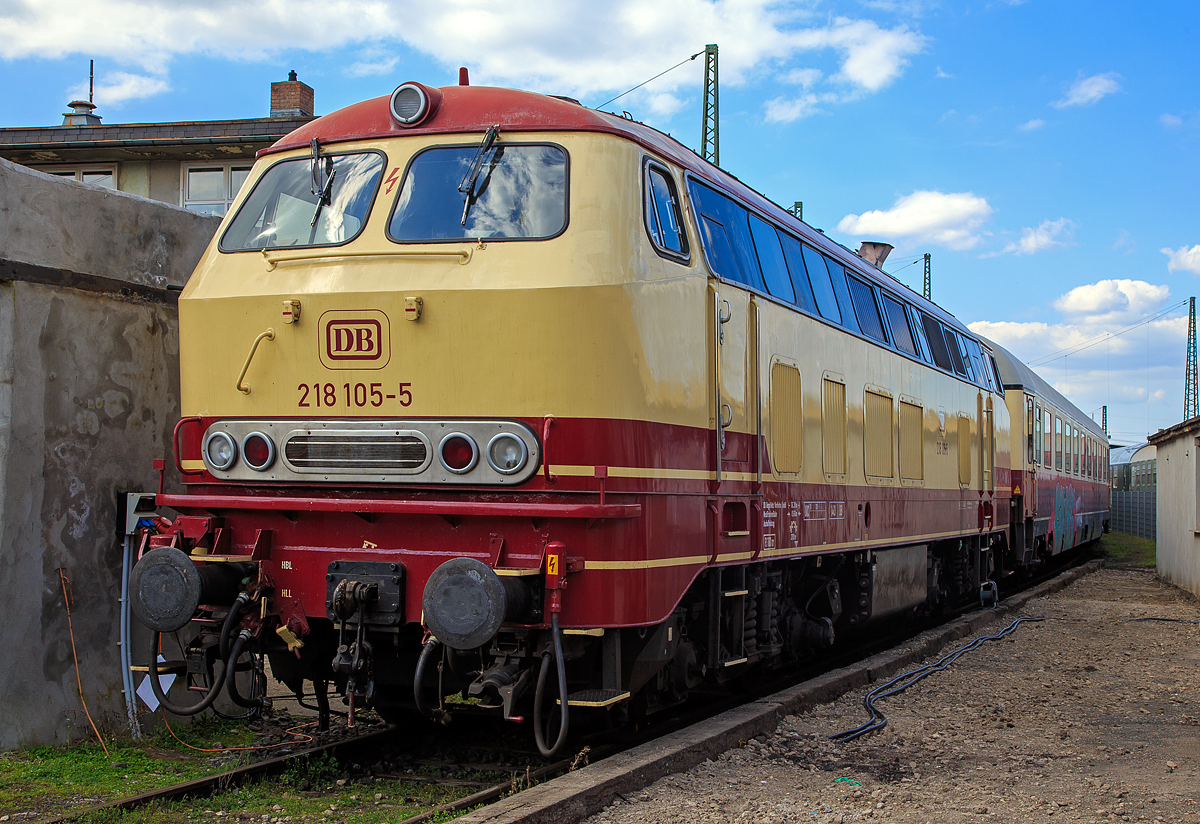 
Die 218 105-5 (92 80 1218 105-5 D-DB) der WestFrankenBahn (DB RegioNetz Verkehrs GmbH) am 09.04.2016 im DB Museum Koblenz-Lützel, in den TEE-Farben purpurrot/beige.

Die V 164 wurde 1971 bei Krupp unter der Fabriknummer 5126 gebaut und an die Deutschen Bundesbahn (DB) geliefert, seit 2008 ist sie im BW Aschaffenburg stationiert und gehörte 2016 noch der WestFrankenBahn (DB Regio). Im Sommer 2016 wurde die Lok an die NeSA Eisenbahn-Betriebsgesellschaft Neckar-Schwarzwald-Alb mbH in Rottweil verkauft und trägt nun die NVR-Nummer 92 80 1218 105-5 D-NESA. 