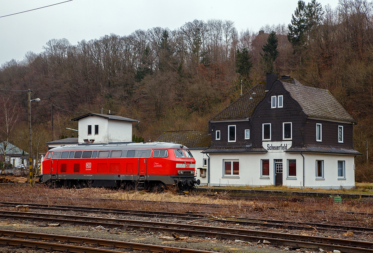 Die 218 191-5 (92 80 1218 191-5 D-MZE) der MZE - Manuel Zimmermann Eisenbahndienstleistungen ist am 15.01.2022 beim Kleinbahnhof der WEBA (Westerwaldbahn) abgestellt.

Die V 164 (BR 218) wurde 1973 bei Krupp unter der Fabriknummer 5205 gebaut und an die DB geliefert, im Juli 2018 wurde sie dann ausgemustert und an Manuel Zimmermann Eisenbahndienstleistungen verkauft.