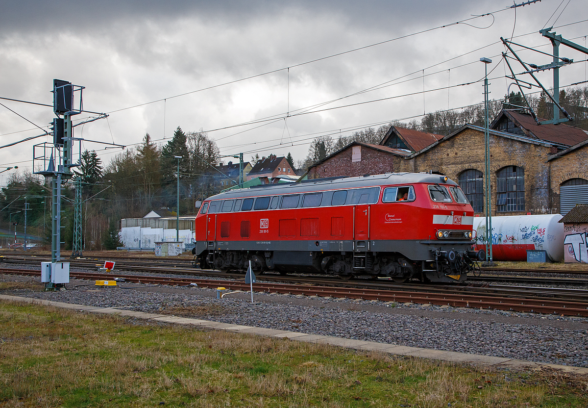Die 218 191-5 (92 80 1218 191-5 D-MZE) der MZE - Manuel Zimmermann Eisenbahndienstleistungen, Hellenhahn-Schellenberg (Ww), ex DB 218 191-5, am 15.02.2022 in Betzdorf/Sieg. Sie kam aus Richtung Herdorf  über die Hellertalbahn und fährt nun solo als Lz (Lokzug) bzw. Tfzf (Triebfahrzeugfahrt) in Richtung Scheuerfeld (Sieg).

Die V 164 (BR 218) wurde 1973 bei Krupp unter der Fabriknummer 5205 gebaut und an die DB geliefert, im Juli 2018 wurde sie dann ausgemustert und an Manuel Zimmermann Eisenbahndienstleistungen verkauft.
