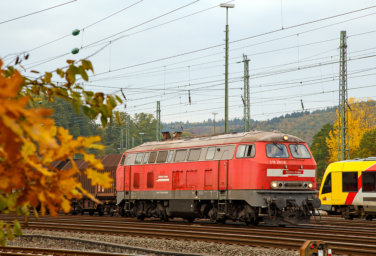 
Die 218 261-6 (92 80 1 218 261-6-D-DBG) der Bahnbau Gruppe (DB Gleisbau) hal am 27.10.2016 als Lz in Betzdorf/Sieg, auf ihrer Fahrt in Richtung Siegen, gerade Hp 0.

Die V 164 wurde 1973 bei Henschel in Kassel unter der Fabriknummer 31738 gebaut und an die DB geliefert, seither wird sie auch als 218 261-6 bezeichnet. Im November 2008 wurde sie z-gestellt und dann an die Deutsche Bahn Gleisbau GmbH verkauft.

Technische Daten:
Achsformel: B'B'
Spurweite: 1.435 mm
Länge: 16.400 mm
Gewicht: 79 Tonnen
Radsatzfahrmasse: 20,0 Tonnen
Höchstgeschwindigkeit: 140 km/h
Motor: Wassergekühlter V 12 Zylinder Viertakt MTU - Dieselmotor vom Typ MA 12 V 956 TB 11 (abgasoptimiert) mit Direkteinspritzung und Abgasturboaufladung mit Ladeluftkühlung
Motorleistung: 2.800 PS (2.060 kW) bei 1500 U/min
Motorhubraum: 114,67 Liter (insgesamt)
Getriebe: MTU-Getriebe K 252 SUBB (mit 2 hydraulische Drehmomentwandler)
Leistungsübertragung: hydraulisch
Tankinhalt: 3.150 l
Bremse: hydrodynamische Bremse KE-GPR2R-H mZ