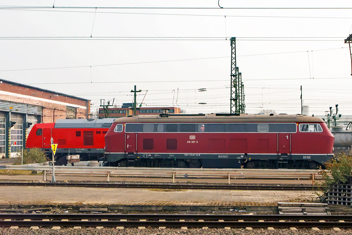 
Die 218 387-9 (92 80 1218 387-9 D-DB) ist am 24.03.2015 in Frankfurt am Main bei BW abgestellt, dahinter steht eine moderne Nachfolgerin in Form einer BR 245 (Traxx P160 DE ME). 
Die Aufnahme konnte ich aus einem Zug heraus machen.