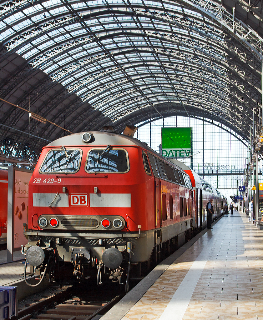 
Die 218 429-9 (92 80 1218 429-9 D-DB) der DB Regio steht mit einem Nahverkehrszug am 25.05.2012 im Hbf Frankfurt am Main zur Ausfahrt bereit.  

Die V 164 wurde 1978 bei Krupp unter Fabriknummer 5395 gebaut und an die Deutsche Bundesbahn geliefert.
