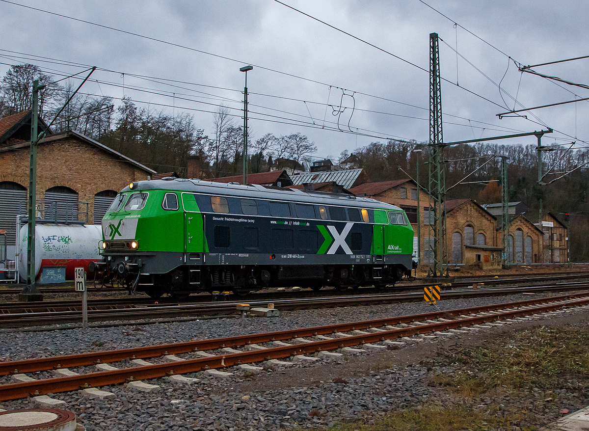 Die 218 461-2 (92 80 1218 461-2 D-AIX) der der AIXrail GmbH (Aachen) fährt am 03.12.2021, als Lz (Lokzug) bzw. auf Tfzf (Triebfahrzeugfahrt), durch Betzdorf/Sieg in Richtung Siegen.

Die V 164 wurde 1978 bei Henschel in Kassel unter der Fabriknummer 32055 gebaut und als 218 461-2 an die DB geliefert. Bis 2020 fuhr sie als 92 80 1218 461-2 D-DB für die DB Fahrwegdienste GmbH und wurde dann an die AIXrail GmbH verkauft.

Die Baureihe 218 ist das zuletzt entwickelte Mitglied der V 160-Lokfamilie. Viele Gemeinsamkeiten der Baureihen V 160 bis V 169 (spätere 215 bis 219) wurden in ihr zusammengefasst. Bei der Baureihe 218 wurde von der Baureihe 217 die elektrische Zugheizung übernommen, von den Prototypen der Baureihe 215 übernahm man den 1840-kW-Motor (2500 PS), wobei ein Hilfsdieselmotor zum Betrieb des Heizgenerators überflüssig wurde.
Im Jahr 1966 bestellte die Deutsche Bundesbahn zunächst zwölf Vorserien-Lokomotiven der Baureihe V164. Die ersten Lokomotiven wurden ab 1968 von der Firma Krupp ausgeliefert. Von der Deutschen Bundesbahn wurden sie aber als Baureihe 218 in Dienst gestellt. Die Serienbeschaffung (unter Beteiligung von Henschel, Krauss-Maffei und MaK in Kiel) erfolgte von 1971 bis 1979 mit 398 weiteren Maschinen. Hinzu kam 1975 nach einem Unfall die 215 112, die nach ihrer Instandsetzung zur 218 399 wurde. Die Auslieferung erfolgte in vier Bauserien (218 101-170, 171-298, 299-398, 400-499), bei denen es geringe Veränderungen gab.
Die 140 km/h schnellen und 2500 bis 2800 PS starken ''BB-Loks wurden im Reise - und Güterzugdienst eingesetzt. Die elektrische Zugheizung und die Wendezug- und Doppeltraktionssteuerung machen die Baureihe 218 zu einer universal verwendbaren Lok. Die Baureihe 218 bewährte sich im Betriebsdienst und galt noch bis ins Jahr 2000 als die wichtigste Streckendiesellok der Deutschen Bahn AG. Leider wurden immer mehr Leistungen im Personennahverkehr durch Triebwagen ersetzt. Dadurch und durch Betreiberwechsel waren immer mehr Lokomotiven der Baureihe 218 bei der Deutschen Bahn AG überflüssig geworden. Im Juli 2009 waren noch etwa 200 Exemplare im Einsatz. Eine Nachfolgerin für die Baureihe 218 ist noch nicht in Sicht.

Technische Daten:
Achsformel:  B'B'
Spurweite:  1.435 mm
Länge: 16.400 mm
Gewicht:  80 Tonnen
Radsatzfahrmasse:  20,0 Tonnen
Höchstgeschwindigkeit:  140 km/h
Motor: Wassergekühlter V 12 Zylinder Viertakt MTU - Dieselmotor vom Typ 12 V 956 TB 11 (abgasoptimiert ) mit Direkteinspritzung und Abgasturboaufladung mit Ladeluftkühlung
Motorleistung: 2.800 PS (2.060 kW) bei 1500 U/min
Getriebe: MTU-Getriebe K 252 SUBB (mit 2 hydraulische Drehmomentwandler)
Leistungsübertragung: hydraulisch
Tankinhalt:  3.150 l