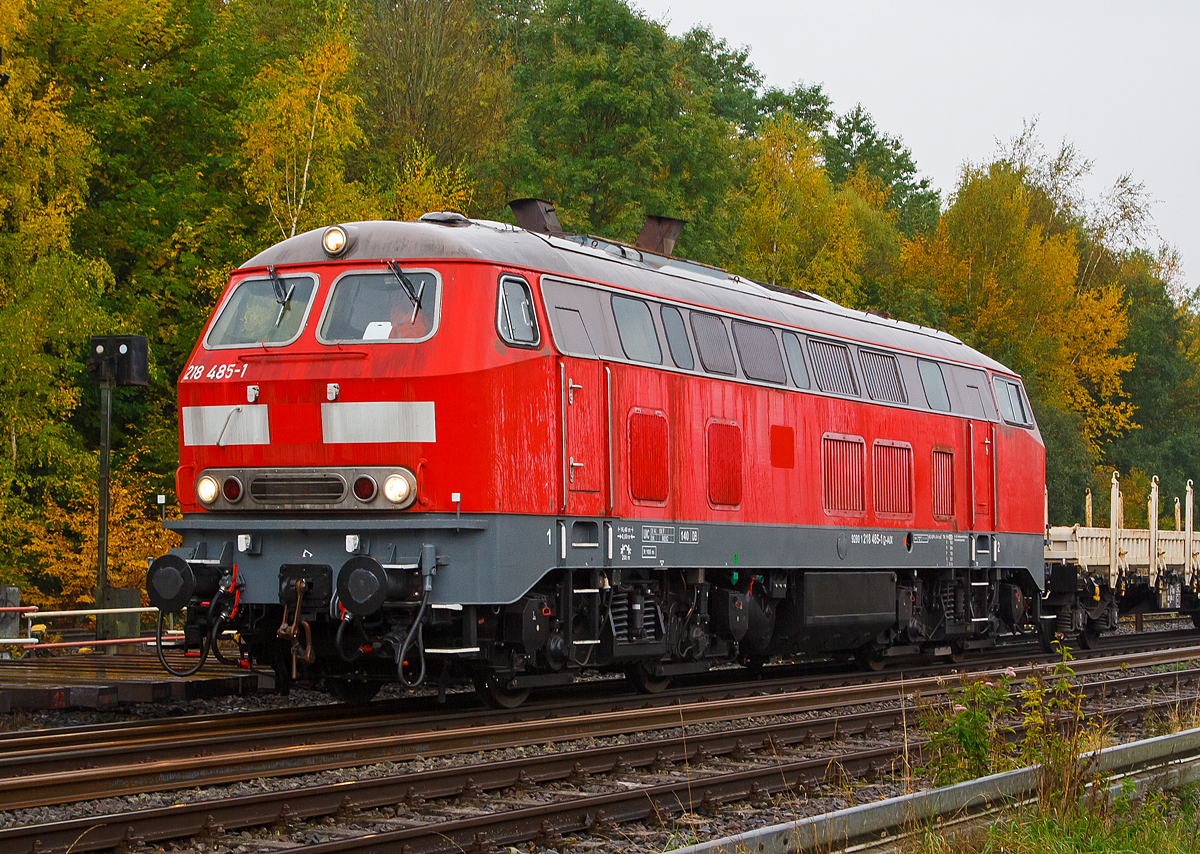 
Die 218 485-1 (92 80 1218 485-1 D-AIX) der AIXrail GmbH ist am 20.10.2020 mit einem Flachwagenzug im Bahnhof Herdorf. Der Wagenzug wird später mit Altschotter beladen.

Die V 164 wurde 1978 von der Krauss-Maffei AG in München-Allach unter der Fabriknummer 19800 gebaut und an die DB geliefert, 2018 wurde sie bei der DB ausgemustert und an die AIXrail GmbH in Aachen verkauft.
