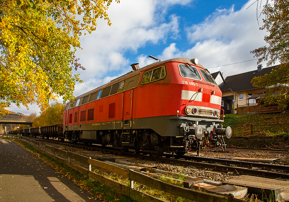 
Die 218 485-1 (92 80 1218 485-1 D-AIX) der AIXrail GmbH mit einem mit Altschotter beladenen Flachwagenzug am 04.11.2020 in Herdorf.

Die V 164 wurde 1978 von der Krauss-Maffei AG in München-Allach unter der Fabriknummer 19800 gebaut und an die DB geliefert, 2018 wurde sie bei der DB ausgemustert und an die AIXrail GmbH in Aachen verkauft.

Die Lok hat die Zulassungen für D, A, CH, F, DK und SC.