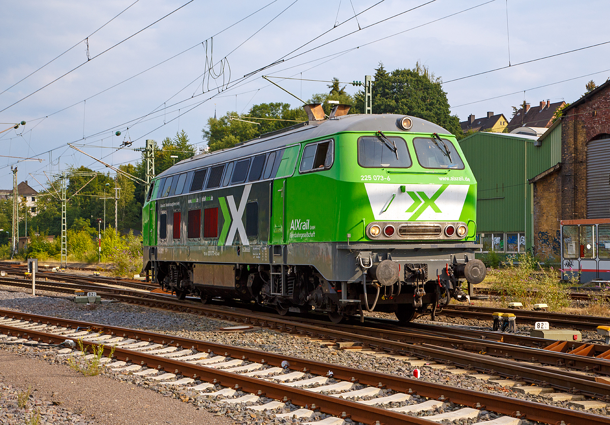 
Die 225 073-6 (92 80 1225 073-6 D-AIX) der AIXrail GmbH am 20.07.2018 beim Manöver in Betzdorf (Sieg). 

Die V 163 wurde 1970 von MaK in Kiel unter der Fabriknummer 2000078 gebaut und als 215 073-8 an die Deutsche Bundesbahn, 2001 erfolgte die Umzeichnung (nach Umbau) in DB 225 073-6. Im Jahr 2017 wurde sie von der DB Cargo ausgemustert und an die AIXrail verkauft.