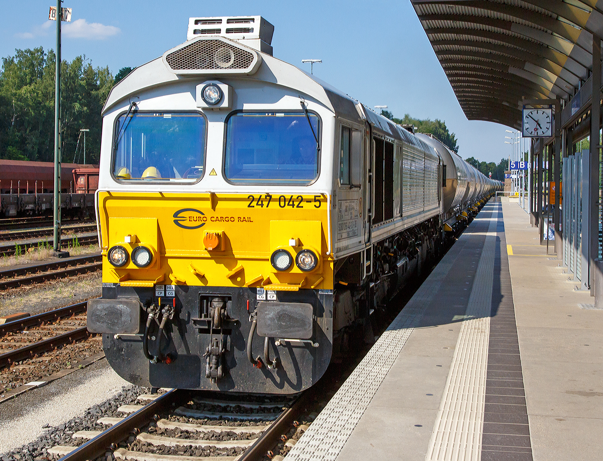 
Die 247 042-5 (92 80 1266 442-3 D-DB) eine Class 77 bzw. EMD JT42CWRM  der Euro Cargo Rail SAS (Paris) einer 100 prozentigen Tochter der DB Schenker Rail Deutschland AG, f�hrt am 01.107.2015 mit einem Kesselwagenzug durch den Bahnhof Marktredwitz.

Ab dem 1. Januar 2009 konnten gem�� einer EU-Richtlinie bez�glich Abgasnormen im EU-Raum keine Class 66 mehr zugelassen werden. EMD realisierte daher eine emissions�rmere Variante unter der Bezeichnung JT42CWRM. Bei nahezu unver�ndertem Leistungsprofil ergab sich durch zus�tzliche Einbauten ein Mehrgewicht von nahezu 5000 kg, das teilweise durch ein um 1400 Liter reduziertes Tankvolumen kompensiert wurde.

Mit diesem Typ, wurde die Lok auch au�en in einigen Details ver�ndert. Die auff�lligsten Merkmale sind eine dritte T�r auf einer Seite aufgrund teilweisen Wegfalles eines durchgehenden Seitengangs im Lokkasten sowie ein zweiteiliges F�hrerhausseitenfenster. Die l�rm- und schadstoffaussto�reduzierte Variante weist zudem gr��ere L�fterjalousien auf. Grund der Weiterentwicklung war die Erf�llung der ab 2009 g�ltigen Abgasnormen der EU Stufe IIIa, sowie das Bestreben, den sehr hohen L�rmpegel im F�hrerstand durch eine bessere Schallisolierung zu reduzieren. Der Triebfahrzeugf�hrer sitzt grunds�tzlich auf der linken Lokseite.

Die franz�sische Tochtergesellschaft Euro Cargo Rail (ECR) der Deutschen Bahn AG besitzt 60 Lokomotiven dieser Bauart und bezeichnet die Lokomotiven als Class 77. Seit Oktober 2010 werden 31 davon in Deutschland eingesetzt. Sie werden unter der Betreiberbezeichnung 247, im deutschen Fahrzeugeinstellungsregister jedoch als Baureihe 1 266.4 gef�hrt.

In Gro�britannien wird diese Variante als Class 66/9 bezeichnet. In Frankreich erhielten die Fahrzeuge die Typenbezeichnung CC 77 000. Die Baureihe ist nicht zu verwechseln mit der Baureihe Class 77 von British Rail. Auch in Belgien ist die Typenbezeichnung 77 anders belegt.

Die General Motors EMD JT42 CWRM  - Class 77 ist eine
diesel-elektrische 6-achsige Schwerlastlokomotive.
Sie besitzt einen 2-Takt-Turbodieselmotor, der einen Generator antreibt der wiederum den Strom f�r die 6 Gleichstrommotoren erzeugt die die 6 Achsen angetrieben. 

Diese Class 77 wurde 2008 von EMD unter der Fabriknummer  20068864-042 gebaut.

Technische Daten: 
Spurweite: 1.435 mm
Achsfolge: Co`Co`
L�nge �ber Puffer: 21.349 mm
Drehzapfenabstand: 14.140 mm 
Breite: 2.692 mm
H�he: 3.912 mm
Gewicht: 129,6 t
Radsatzlast: 21,6 t
Dieselmotorleistung: 2.420 kW / 3.290 PS
Motorbauart:  V 12-Zylinder-2-Takt-Turbodieselmotor 
Motortyp:  GM 12N-710G3B-T2 (entspricht der EU IIIA-Abgasnorm)
Drehzahl: 200 – 904 U/min
Tankinhalt: 6.400 l
Generator: AR8/CA6 
Fahrmotoren: 6 St�ck D43TRC (DC / Gleichstom)
Leistung an den R�dern: 2.268 kW / 3.072 PS
H�chstgeschwindigkeit: 120 km/h
Anfahrzugskraft: 409 kN
