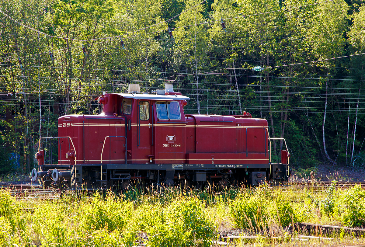 Die 260 588-9 alias 360 588-8 (98 80 3360 588-8 D-BBFW) vom Bergische Bahnen F�rderverein Wupperschiene e. V. ist am 13.06.2020 im Rbf Betzdorf (Sieg) abgestellt.

Die V60 der leichten Ausf�hrung wurde 1960 von Krupp unter der Fabriknummer 4011 gebaut und als V 60 588 an die Deutsche Bundesbahn geliefert. Nach der Umzeichnung 1968 in 260 588-9 und 1987 in 360 588-8 wurde die V60 im Jahr 2002 bei der DB ausgemustert und ging an die EfW-Verkehrsgesellschaft mbH in Frechen, bis sie 2013 zum Bergische Bahnen F�rderverein Wupperschiene e. V. kam.
