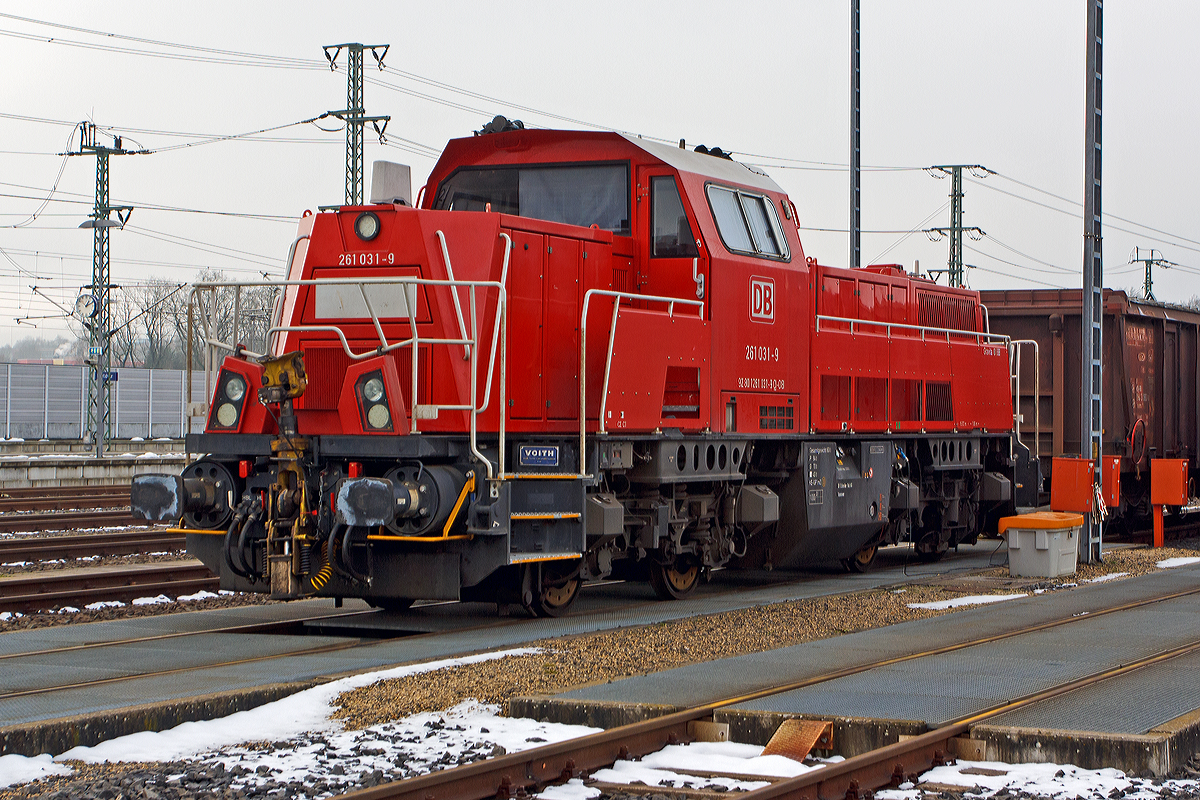 
Die 261 031-9 (92 80 1261 031-9 D-DB) der DB Schenker Rail ist am 01.01.2015 beim ICE Bahnhof Montabaur abgestellt.

Voith Gravita 10 BB wurde 2011 unter der Fabriknummer L04-10082 bei Voith in Kiel gebaut.