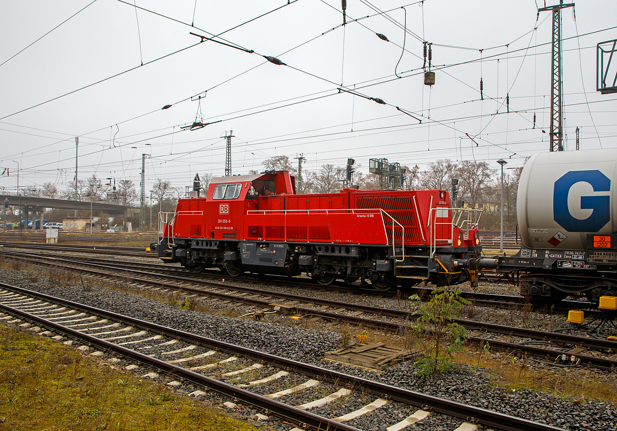 Die 261 056-6 (92 80 1261 056-6 D-DB) eine Voith Gravita 10 BB der DB Cargo AG, kam am 12.11.2021 mit einem Kesselwagenzug von den Oberhessischen Strecken, der Lahn-Kinzig-Bahn (KBS 631) oder Vogelsbergbahn (KBS 635), in Gießen an und hatte kurz Hp 0. Nun geht es auf die Main-Weser-Bahn (KBS 630).

Die Voith Gravita 10 BB wurde 2011 unter der L04-10107 gebaut und ausgeliefert.
