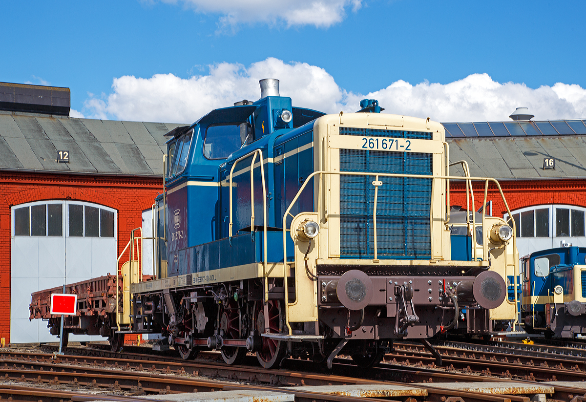 
Die 261 671-2 (eigentlich laut NVR-Nummer 98 80 3361 671-1 D-AVOLL) der Aggerbahn (Andreas Voll e.K., Wiehl) ausgestellt am 05.04.2015 im Südwestfälische Eisenbahnmuseum in Siegen. 

Die V60 wurde 1959 von MaK unter der Fabriknummer 600260 als DB V 60 671 gebaut, 1968 erfolgte die Umbezeichnung in DB 261 671-2, 1984 erfolgte schon die Ausmusterung bei der DB.
