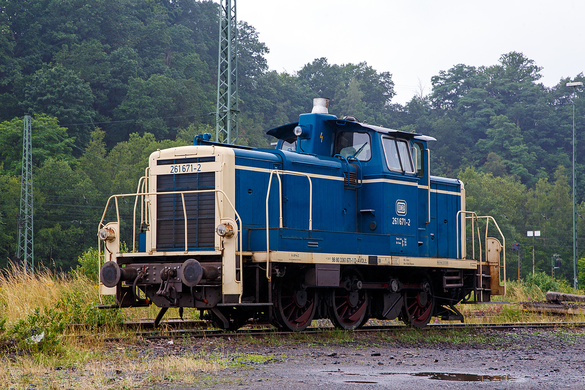 Die 261 671-2 (eigentlich laut NVR-Nummer 98 80 3361 671-1 D-AVOLL) der Aggerbahn (Andreas Voll e.K., Wiehl) ist am 01.07.2021 in Betzdorf (Sieg) abgestellt. 

Die V60 wurde 1959 von MaK unter der Fabriknummer 600260 als DB V 60 671 gebaut, 1968 erfolgte die Umbezeichnung in DB 261 671-2, 1984 erfolgte schon die Ausmusterung bei der DB.
