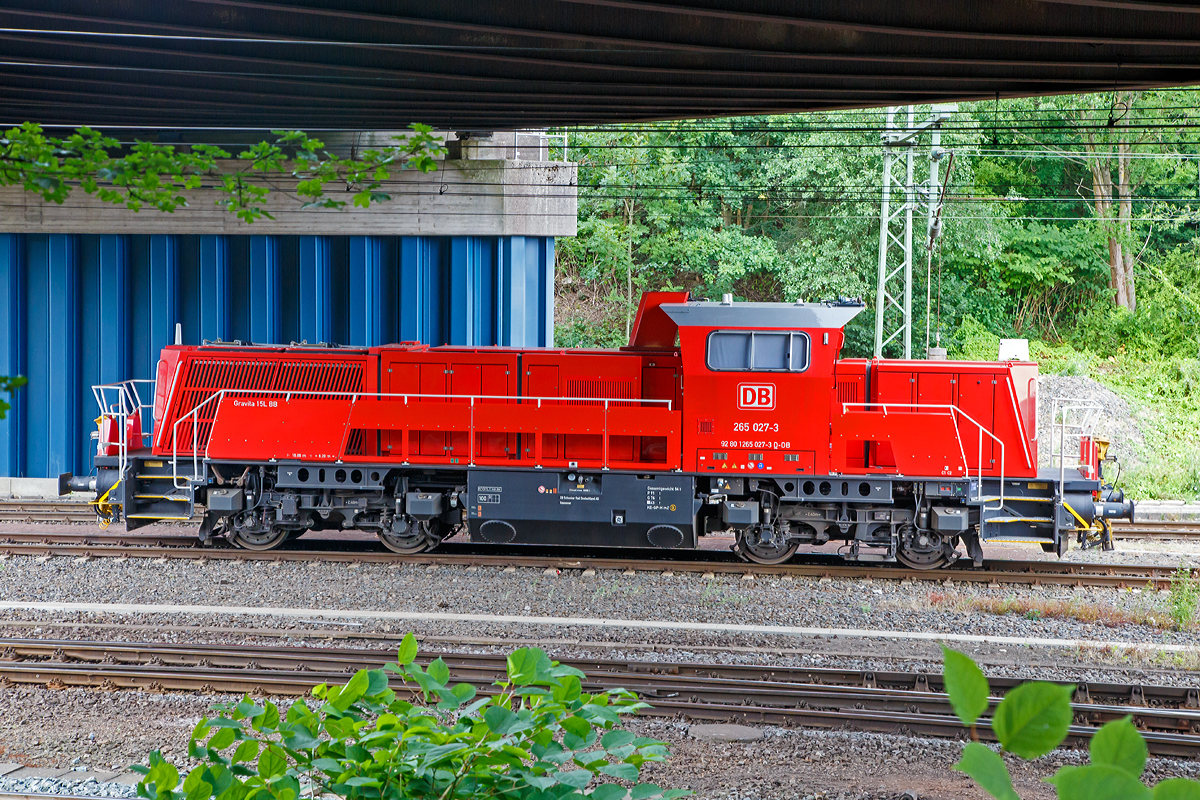 
Die 265 027-3  (92 80 1265 027-3 D-DB), eine Voith Gravita 15L BB der DB Schenker Rail AG, abgestellt am 08.08.2015 in Kreuztal unter der Langenauer Brücke. 

Die Lok wurde 2013 von Voith in Kiel unter der Fabriknummer L04-18028 gebaut und an die DB Schenker geliefert. 

Die Loks vom Typ Gravita 15L BB (BR 265) haben einen Leistung von 1.800 kW und habe somit 800 kW mehr Leistung als eine Gravita 10 BB (BR 261). Zudem sind sie über 1m länger als die kleine Schwester.

Technische Daten:
Spurweite:  1.435 mm
Länge über Puffer: 16.860 mm
Drehzapfenabstand: 8.200 mm
Drehgestell-Mittenabstand: 2.400 mm
größte Breite: 3.075 mm
größte Höhe über SOK: 4.273 mm
Raddurchmesser neu: 1.000 mm
kleinster bef. Gleisbogen: 80 m
Dienstgewicht: 84 t
Kraftstoffvorrat: 5.000 l
Motor: V-12-Zylinder-Dieselmotor  MTU 12V 4000 R43
Leistung: 1.800 kW
Drehzahl: 1.800 1/min
Getriebe: Voith L 5r4 zseU2
Höchstgeschwindigkeit: 100 km/h
Gebaute Stückzahl:  36