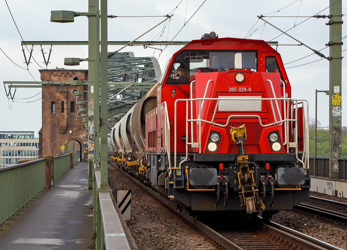 
Die 265 029-9 (92 80 1265 029-9 D-DB), eine Voith Gravita 15L BB der DB Cargo Deutschland AG, f�hrt mit einem Staubgutwagen-Zug (Silowagen der Gatttung Uacs) �ber die K�lner S�dbr�cke in Richtung Gremberg (K�ln-Poll den 13.04.2017).

Die Lok wurde 2014 von Voith in Kiel unter der Fabriknummer L04-18030 gebaut und an die DB Schenker geliefert.

Die Loks vom Typ Gravita 15L BB (BR 265) haben einen Leistung von 1.800 kW und habe somit 800 kW mehr Leistung als eine Gravita 10 BB (BR 261). Zudem sind sie �ber 1m l�nger als die kleine Schwester. 