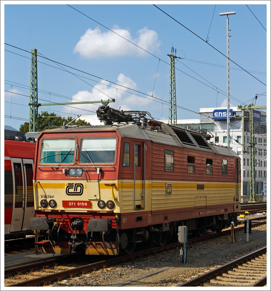 Die ČD 371 015-9  V�clav   ex ČD 372 015-8, ČSD 372 015-8 steht am 27.08.2019 beim Hbf Dresden. 

Die Lok wurde 1991 �koda in Plzeň (Pilsen) unter der Fabriknummer 8782 f�r tschechoslowakischen Staatsbahn ČSD als 372 015-8 gebaut, der Wechselstromteil ist von LEW Hennigsdorf. Sp�ter erfolgte der Umbau von 120km/h auf 160 km/h H�chstgeschwindigkeit und die Umzeichnung in ČD 371 015-9 (NVR-Nummer: CZ ČD 91 54 7 371 015-9)
Diese  elektrische Zweisystemlokomotiven entstanden durch ein Gemeinschaftsprojekt der Tschechoslowakischen Staatsbahn ČSD und einstigen Deutschen Reichsbahn (DR), die deutschen Lok sind als Baureihen 180 (ex DR 230) eingereiht.

In Deutschland tragen die Loks der BR 180 den  Spitznamen  Kn�delpresse, oder wegen dem geringeren Wirkungsgrads auch den Spitznamen  Elbtalheizung . Auch das tschechische Pendant blieb nicht ohne Namen. Die Reihe 372 nennt man im Nachbarland  Bastard , diese 160 km/h schnelle Reihe 371  Turbobastard .

Technische Daten:
Gebaute Loks: 15 f�r ČSD und 20 DR, davon wurden 6 der ČD in BR 371 und eine DB Lok (180 001) auf 160 km/h H�chstgeschwindigkeit umgebaut. Die 180 001 wurde sp�ter an die ČD, als Gegenleistung f�r eine verunfallte CD-Lok abgegeben, hier nun als ČD 371 201   Gottlieb“  eingereiht.
Spurweite:   1.435 mm
Stromsysteme:   15 kV 16 2/3 Hz / 3 kV Gleichstrom 
Achsfolge:   Bo'Bo'
L�nge �ber Puffer:   16.800 mm
Drehzapfen-Abstand:  8.360 mm
Achsabstand im Drehgestell: 3.200 mm
Eigengewicht:   84 t
Achslast:  21 t
H�chstgeschwindigkeit:  160 km/h
Anfahrzugkraft:   280 kN
Stundenleistung:  3.260 kW
Dauerleistung:   3.080 kW
Dauerzugkraft:  141,6 kN
kleinster befahrbarer  Radius: 120 m  
