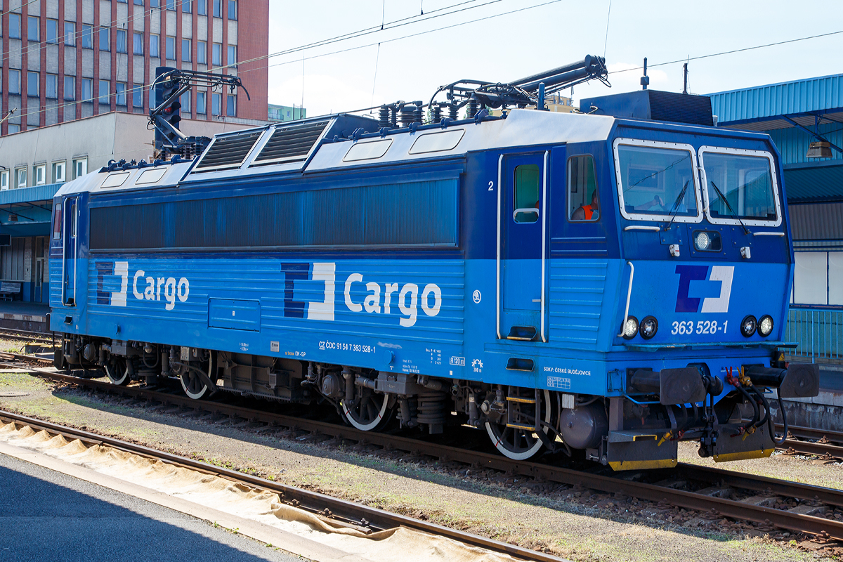
Die ČD Cargo 363 528-1 (CZ ČDC 91 54 7 363 528-1) am 01.07.2015 im Bahnhof Bahnhof Cheb (Eger).

Die Lok vom Typ �KODA 71 Em ist eine modernisierte universelle Zweisystemlokomotive, die durch den Umbau einer Gleichstromlokomotive der ČSD-Baureihe 163 (E 499.3) entstand.


�koda Transportation modernisierte f�r die ČD Cargo 30 Lokomotiven vom Typ 71 E (BR 163, ex BR E 499.3), die in der Mitte der 1980er Jahre hergestellt wurden.  Die Haupt�nderung im Rahmen der Umgestaltung zu dem neueren Typ 71 Em ist das Zweisystem, dank dem die Lokomotive nicht nur unter einer Spannung von 3 kV DC, sondern neu auch von 25 kV 50 Hz AC fahren kann. Die durchgef�hrte Rekonstruktion wird die physische sowie die technologische Lebensdauer der urspr�nglichen Loks um bis zu 20 Jahren verl�ngern.


Es erh�hte sich beispielsweise die Leistung in beiden Speisesystemen und gleichzeitig verbraucht die Lokomotive 71 Em dank der Energier�ckgewinnung zur�ck ins Netz viel weniger Strom. Der F�hrerstand ist voll klimatisiert. Die BR 363.5 erf�llt die s�mtlichen anspruchsvollen technologischen Parameter sowie die neuesten europ�ischen Sicherheitsvorschriften. Die Lokomotiven sind neben dem Betrieb auf tschechischen Strecken auch f�r den Betrieb in der Slowakei und in Ungarn homologiert. Die als Baureihe 363.5 bezeichneten Loks sind derzeit die st�rksten Maschinen bei CD-Cargo. 

Technische Daten:
Hersteller: �koda in Pilsen (Urlok und Umbau)
Umbaujahre: 2011 bis 2013
Anzahl: 30 St�ck
Spurweite: 1.435 mm
Achsformel: Bo’Bo’
L�nge �ber Puffer: 16.800 mm
Breite: 2.940 mm
Drehzapfenabstand: 8.300 mm
Drehgestellachsstand:  3.200 mm
Kleinster bef. Halbmesser: 120 m
H�chstgeschwindigkeit: 120 km/h
Gewicht: 88 t
Dauerleistung: 3.700 kW
Anfahrzugkraft: 300 kN
Dauerzugkraft: 185,3 kN
Treibraddurchmesser:  1.250 mm
Stromsysteme:  3 kV DC und 25 kV/50 Hz AC