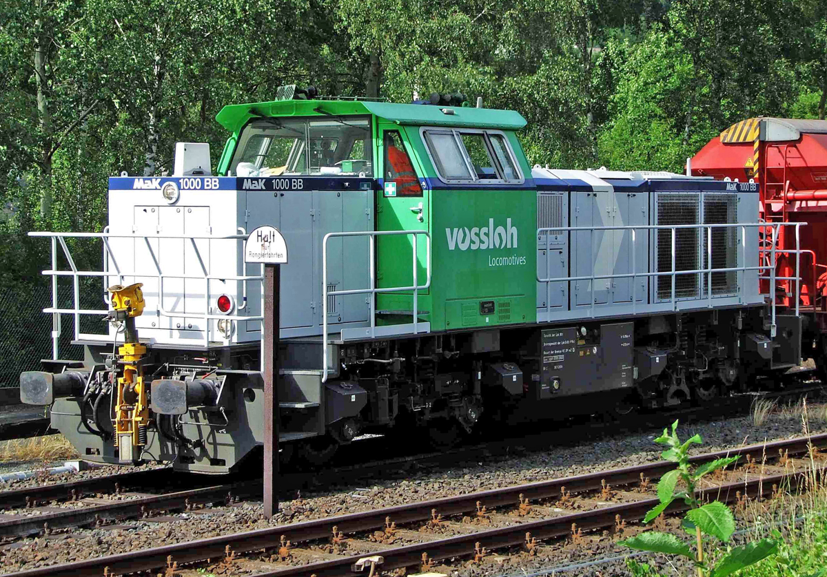 
Die 271 001-0 eine MaK G 1000 BB der Vossloh Locomotives GmbH als Mietlok in Diensten der Kreisbahn Siegen-Wittgenstein  (KSW) hier am 20.06.2008 in Herdorf. 

Diese G 1000 BB ist die allererste dieses Types und wurde 2002 von Vossloh in Kiel unter der Fabriknummer 1001322 gebaut. 