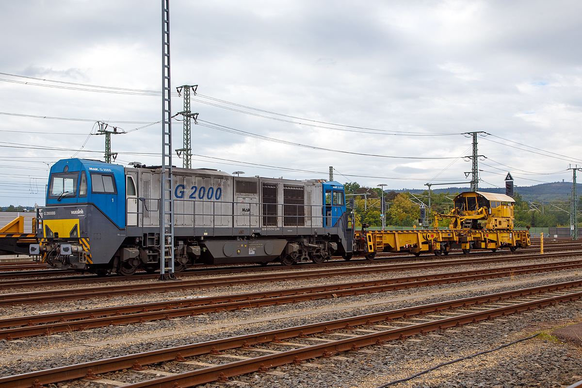 
Die 273 014-1 (92 80 1273 014-1 D-ATLU) eine Vossloh G 2000 BB des Lokvermieters Alpha Trains steht am 02.09.2018 mit dem Schienenladewagen SLW 5 ,  Schweres Nebenfahrzeug Nr. D-VMRS 99 80 9550 003-4, der Vossloh Rail Service  ICE-Bahnhof Montabaur. 