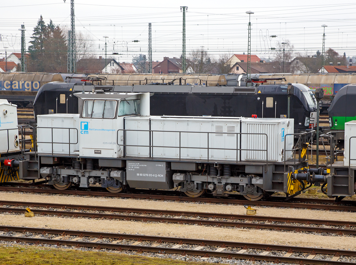 
Die 276 013-6 (98 80 276 013-6 D-RCM) der RCM Rail Care and Management GmbH (München) abgestellt am 29.12.2016 beim Hauptbahnhof Ingolstadt. 

Die MaK G 1204 BB wurde 1985 von MaK in Kiel unter der Fabriknummer 1000820 gebaut und als Nr. 2 an die Niederrheinische Verkehrsbetriebe AG (NIAG) in Moers geliefert. 2011 wurde sie bei der NIAG ausgemustert und ist seit 2012 nun als Mietlok unterwegs.

Die MaK G1204 BB ist eine dieselhydraulische Lokomotive, die aus der Vorgängerserie Typ G1202 entstanden ist. Die 1204 hat nur einen leistungsstärkeren MTU-Motor der Reihe 396 erhalten, ansonsten wurden an den Loks keine Änderungen vorgenommen. Von der Type wurde in einer Bauzeit von 10 Jahren 18 Exemplare an verschiedene deutsche Industrie- und Werksbahnen geliefert. Auch die Schweizer Baufirma Sersa hat 3 Loks gekauft.  Sie hat eine Leistung von 	1.120 kW und erreicht eine maximale Geschwindigkeit von bis zu 80 km/h. Eingebaut wurden MTU-Dieselmotoren vom Typ 12V 396 TC13 . Je nach Ausrüstungsvariante bringt sie es auf ein Dienstgewicht von 72 t bis 88 t. Ihr Tankinhalt beträgt 2.500 l.

Technische Daten:
Gebaute Anzahl:  18
Spurweite: 	1.435 mm (Normalspur)
Achsformel:  B'B'
Länge über Puffer: 12.500 mm
Drehzapfenabstand: 5.800 mm
Drehgestellachsstand:  2.400 mm
Raddurchmesser: 1.000 mm
größte Breite: 3100 mm
größte Höhe über Schienenoberkante:	4.220 mm
Raddurchmesser neu:	 1.000 mm	
kleinster befahrbarer Gleisbogen:	60 m
Dienstgewicht: 88 t (andere 72 t bis 88 t)
Kraftstoffvorrat:	2.500 l
Motor: MTU-V12-Zylinder-Dieselmotor  mit Common-Rail-Einspritzung, Abgasturboaufladung und Ladeluftkühlung  vom Typ MTU 12V 396 TC13 
Leistung:	1.120 kW
Drehzahl:	1.800 1/min
Getriebe: Voith L5r4U2
Höchstgeschwindigkeit:  80 km/h
