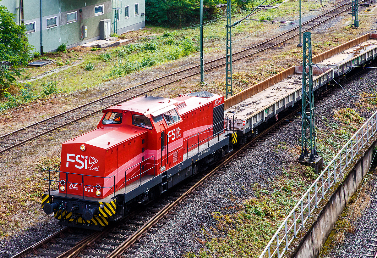 Die 293 006-3 „ALIJAH“ (92 80 1293 006-3 D-FSI) der FSI Logistik GmbH (Bottrop), ex HGB V 100.02 „Nobby“, rangiert am 20.09.2022, mit einem Flachwagenzug (f�r Baudienst) im Rbf Betzdorf/Sieg, hier beim Stellwerk. Aufnahme von der Br�cke in Betzdorf-Bruche.