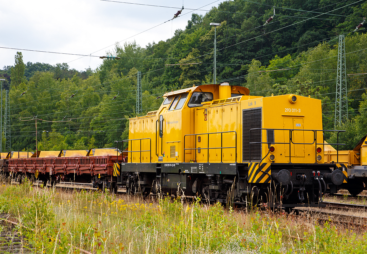 Die 293 011-3 (92 80 1293 011-3 D-DB) bzw. Lok 9 der DB Bahnbau Gruppe, ex DGT 710 968-9, ist am 24.06.2018 in Betzdorf/Sieg abgestellt.

Die Lok wurde 2000 von ABB Daimler Benz Transportation (ADtranz) gemäß dem Umbaukonzept Baureihe 293 aus einer V 100 ost unter der Fabriknummer 72710 umgebaut bzw. modernisiert. Da das Spenderfahrzeug für diese Lok nicht bekannt  ist erhielt sie die neue Fabriknummer und ein neues Betriebsbuch. Im Mai 2000 erfolgte die Auslieferung an DGT - Deutsche Gleis- und Tiefbau GmbH (heute DB Bahnbau Gruppe) als 710 968-9 (Lok 9)


Umbaukonzept Baureihe 293
ADtranz modernisierte zwischen 1995 und 2002 59 Loks zur Baureihe 293. Neben der Aufarbeitung der vorhandenen Aggregate erhielten auch diese Lokomotiven neue Motoren von Caterpillar oder MTU. Die Druckluftanlage wurde erneuert, ebenso die elektrische Steuerung. Neu war auch die hydraulisch angetriebene Kühlanlage. Bei mehreren der Loks mussten neue Betriebsbücher angelegt werden, da die Ursprungslokomotive nicht feststellbar war. Zwei weitere Lokomotiven wurden durch verschiedene Werkstätten nach diesem Konzept umgebaut.


TECHNISCHE DATEN::
Achsanordnung: B'B'
Spurweite: 1.435 mm
Länge über Puffer: 14.350 mm
Drehzapfenabstand: 7.000 mm
Gesamtachsstand: 9.300 mm
Höchstgeschwindigkeit 100 km/h
Motor: 12-Zylinder-4-takt-Dieselmotor mit Turbolader und Ladeluftkühlung 
Leistung:  1050 kW / 1428 PS 
Gewicht der Lok: 72 t
