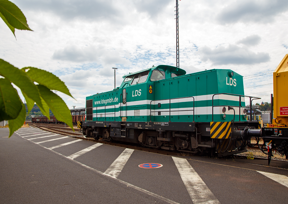 
Die 293 511-2 (92 80 1293 511-2 D-LDS) des Eutiner Eisenbahnunternehmen LDS GmbH (LDS steht für Logistik, Dienstleistungen und Service) steht am 07.07.2019 mit dem Drehhobel D-HOB 4.0 (D-HOB 2500) der Schweerbau beim ICE-Bahnhof Montabaur. Die LDS GmbH ist zentraler  Logistikdienstleister der Schweerbau.

Die Lok ist eine nach dem Umbaukonzept Baureihe 293 von ADtranz remotorisierte und modernisierte DR V 100 (Spenderfahrzeug ist nicht bekannt), sie wurde 2000 unter der Fabriknummer 72350 umgebaut. Seit 2003 ist sie bei der LDS.

