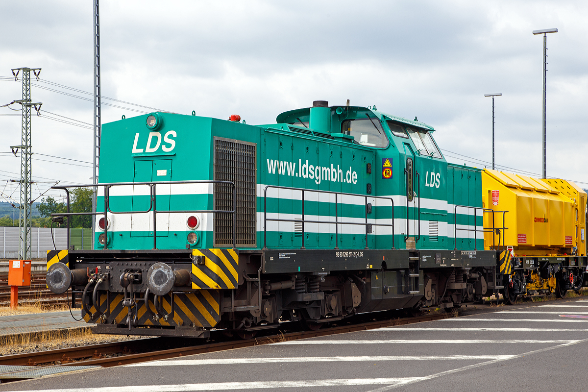 
Die 293 511-2 (92 80 1293 511-2 D-LDS) des Eutiner Eisenbahnunternehmen LDS GmbH (LDS steht für Logistik, Dienstleistungen und Service) steht am 07.07.2019 mit dem Drehhobel D-HOB 4.0 (D-HOB 2500) der Schweerbau beim ICE-Bahnhof Montabaur. Die LDS GmbH ist zentraler  Logistikdienstleister der Schweerbau.

Die Lok ist eine nach dem Umbaukonzept Baureihe 293 von ADtranz remotorisierte und modernisierte DR V 100 (Spenderfahrzeug ist nicht bekannt), sie wurde 2000 unter der Fabriknummer 72350 umgebaut. Seit 2003 ist sie bei der LDS.
