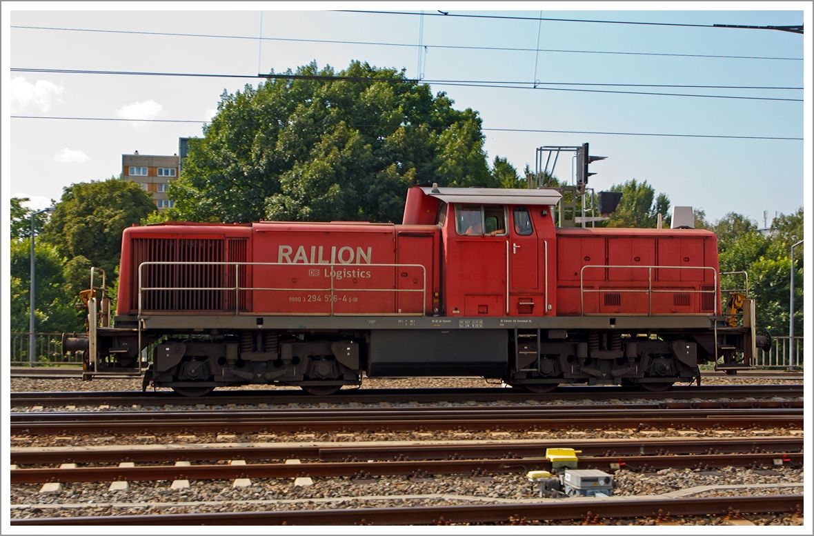 Die 294 576-4 (V90 remotorisiert), ex DB 290 076-9, der DB Schenker Rail Deutschland AG fährt am 27.08.2013 durch den Hbf Dresden. 

Die V 90 wurde 1968 bei Deutz unter der Fabriknummer 58306 gebaut und als 290 076-9 an die DB geliefert. 1996 erfolgte der Umbau auf Funkfernsteuerung und Umzeichnung in 294 076-5.

Die Remotorisierung mit einem MTU-Motor 8V 4000 R41, Einbau  einer neuen Lüfteranlage, neuer Luftpresser und Ausrüstung mit dem Umlaufgeländer erfolgten 2006 bei der DB Fahrzeuginstandhaltung GmbH im Werk Cottbus. Daraufhin erfolgte die Umzeichnung in 294 576-4. 
Die kompl. NVR-Nummer 98 80 3294 576-4 D-DB bekam sie dann 2007.